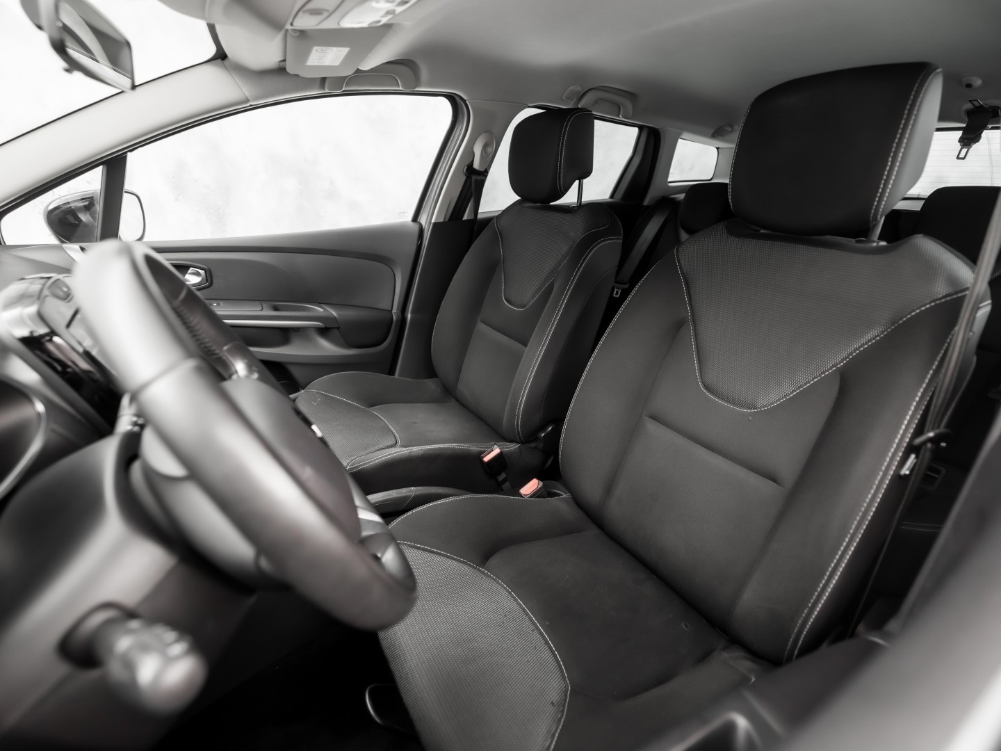 Renault Clio Estate 0.9 TCe Dynamic Sport (NAVIGATIE, LM VELGEN, GETINT GLAS, SPORTSTOELEN, CRUISE, PARKEERSENSOREN, NIEUWE APK, NIEUWSTAAT)