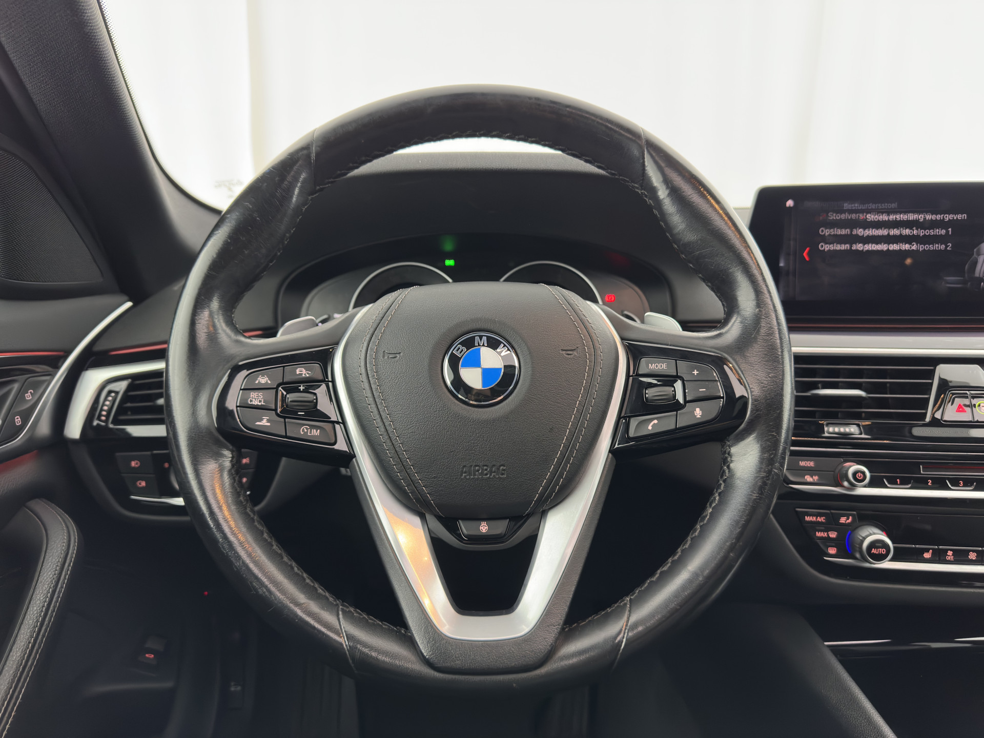 BMW 5-serie Touring 530d Sportline High Executive Aut. *PANO | LEATHER | FULL-LED | MEMORY-PACK | TOP-VIEW | HEATED-COMFORTSEATS | NAVI-FULLMAP | PRIVACY-GLASS | AMBIENT-LIGHT | ECC | CARPLAY | PDC | TOWBAR | SHIFT-PADDLES | 20"ALU*