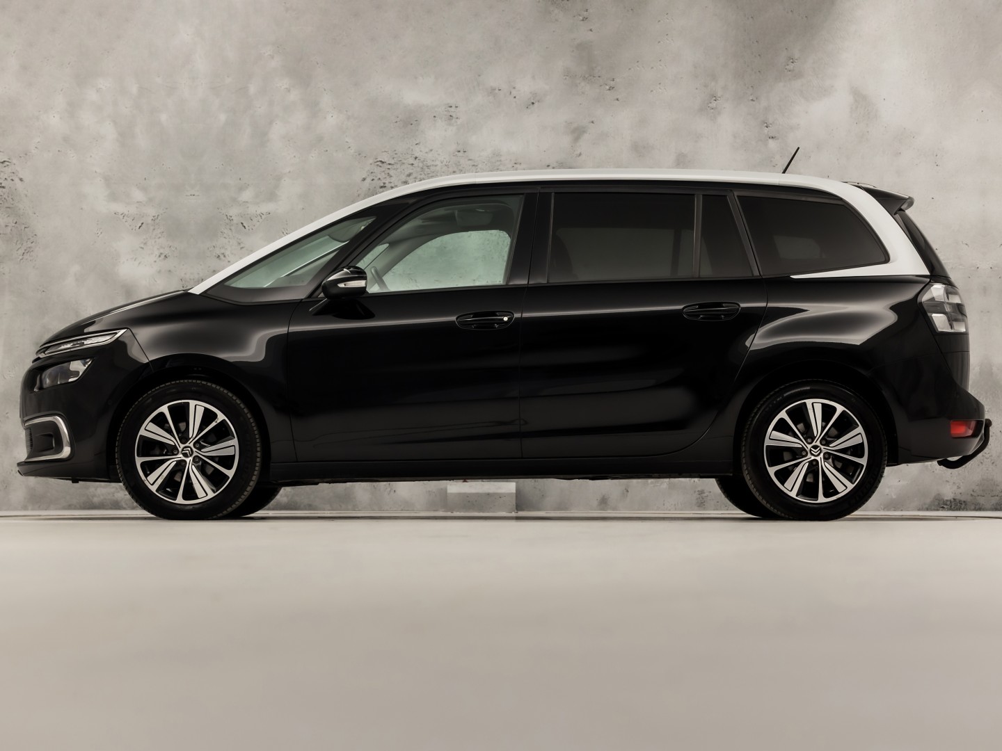 Citroën Grand C4 Spacetourer 1.2 PureTech Sport 7 Persoons Automaat 131Pk (APPLE CARPLAY, DB-RIEM VERVANGEN, GROOT NAVI, CAMERA, GETINT GLAS, TREKHAAK, NIEUWE APK, NIEUWSTAAT)