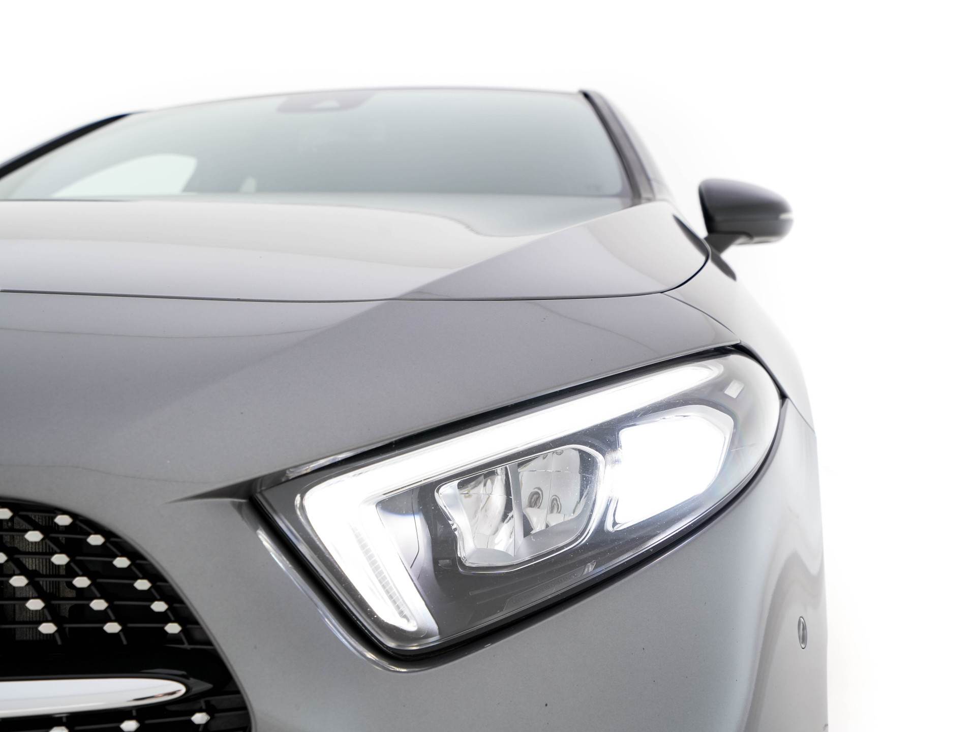 Mercedes-Benz A-klasse 180 AMG-Sport-Pack Business Solution *PANO | WIDESCREEN-DIGI-COCKPIT | FULL-LED | LEATHER-MICROFIBRE | CAMERA | ECC | PDC | CRUISE | HEATED-SPORTSEATS | PRIVACY-GLASS | 18"ALU*