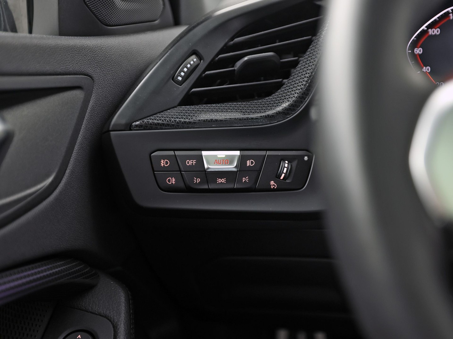 BMW 1 Serie 118i M Sport Automaat (PANORAMADAK, M PAKKET, DEALER ONDERHOUDEN, STUUR/STOELVERWARMING, CAMERA, BRUIN LEDER, SPOILER, BLACK PACK, SFEERVERLICHTING, NIEUWSTAAT)