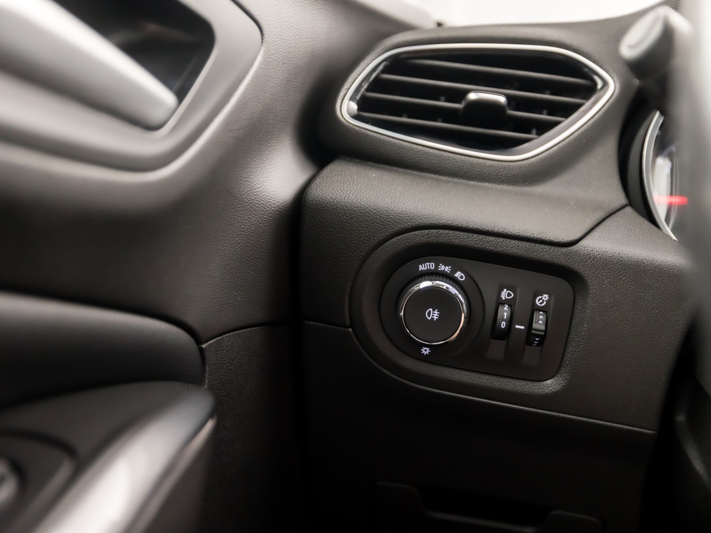 Opel Grandland X 1.2 Turbo Deluxe (MEMORY SEAT, LEDER, STOELKOELING/VERWARMING, APPLE CARPLAY, STOELVERWARMING ACHTER, GETINT GLAS, KEYLESS, TREKHAAK, ELEK ACHTERKLEP, NIEUWSTAAT)