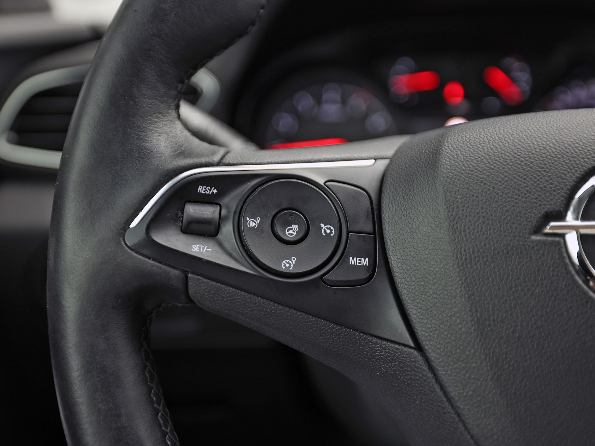 Opel Grandland X 1.2 Turbo Sport Automaat (APPLE CARPLAY, GROOT NAVI, CLIMATE, STUUR/STOELVERWARMING, SPORTSTOELEN, PARKEERSENSOREN, GETINT GLAS, CRUISE, NIEUWSTAAT)