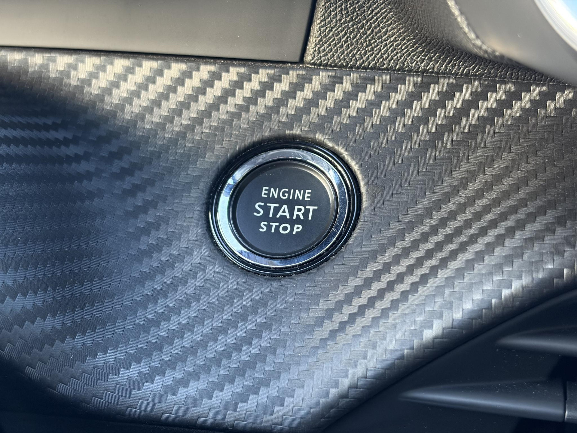 Peugeot 208 1.2 PureTech Allure ✓D-riem vv in 10-2025✓1e Eigenaar✓360° Camera✓Carplay✓Navi✓101pk✓LED✓Clima✓Cruise✓6 Bak✓Pdc✓Lm velgen✓Halfleder✓Recent beurt gehad✓N.A.P✓Apk tot 08-2028