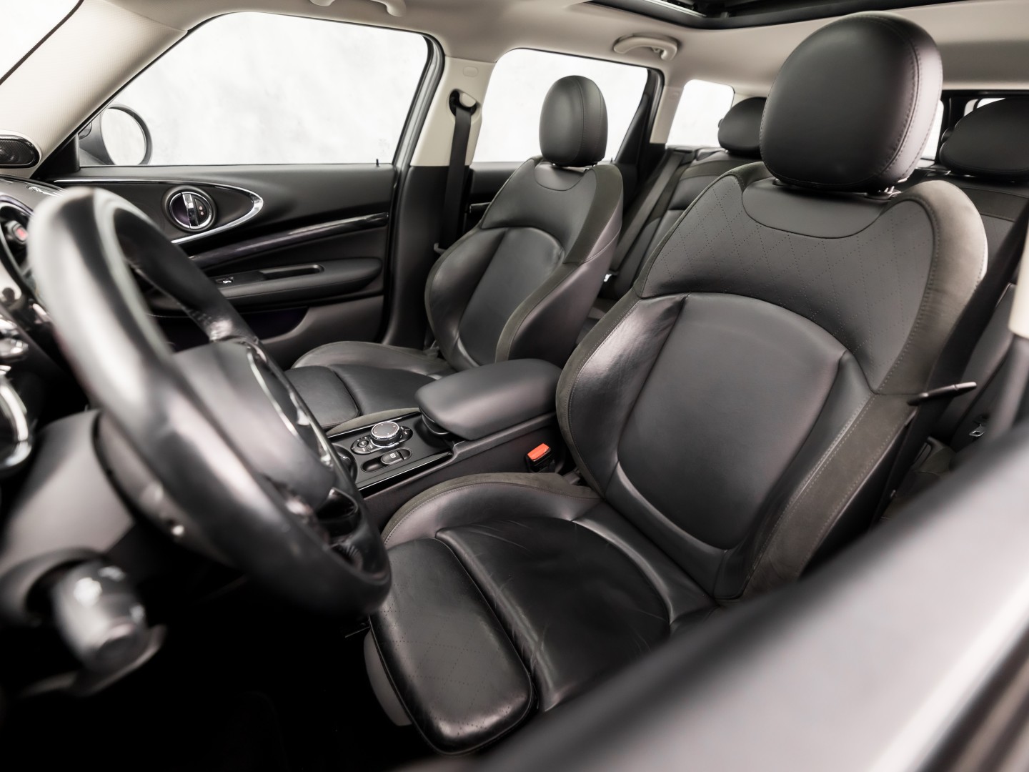 MINI Clubman 2.0 Cooper S Chilli 192Pk Automaat (PANORAMADAK, GROOT NAVI, MEMORY SEAT, LEDER, HARMAN/KARDON, CAMERA, STOELVERWARMING, LED KOPLAMPEN, NIEUWSTAAT)