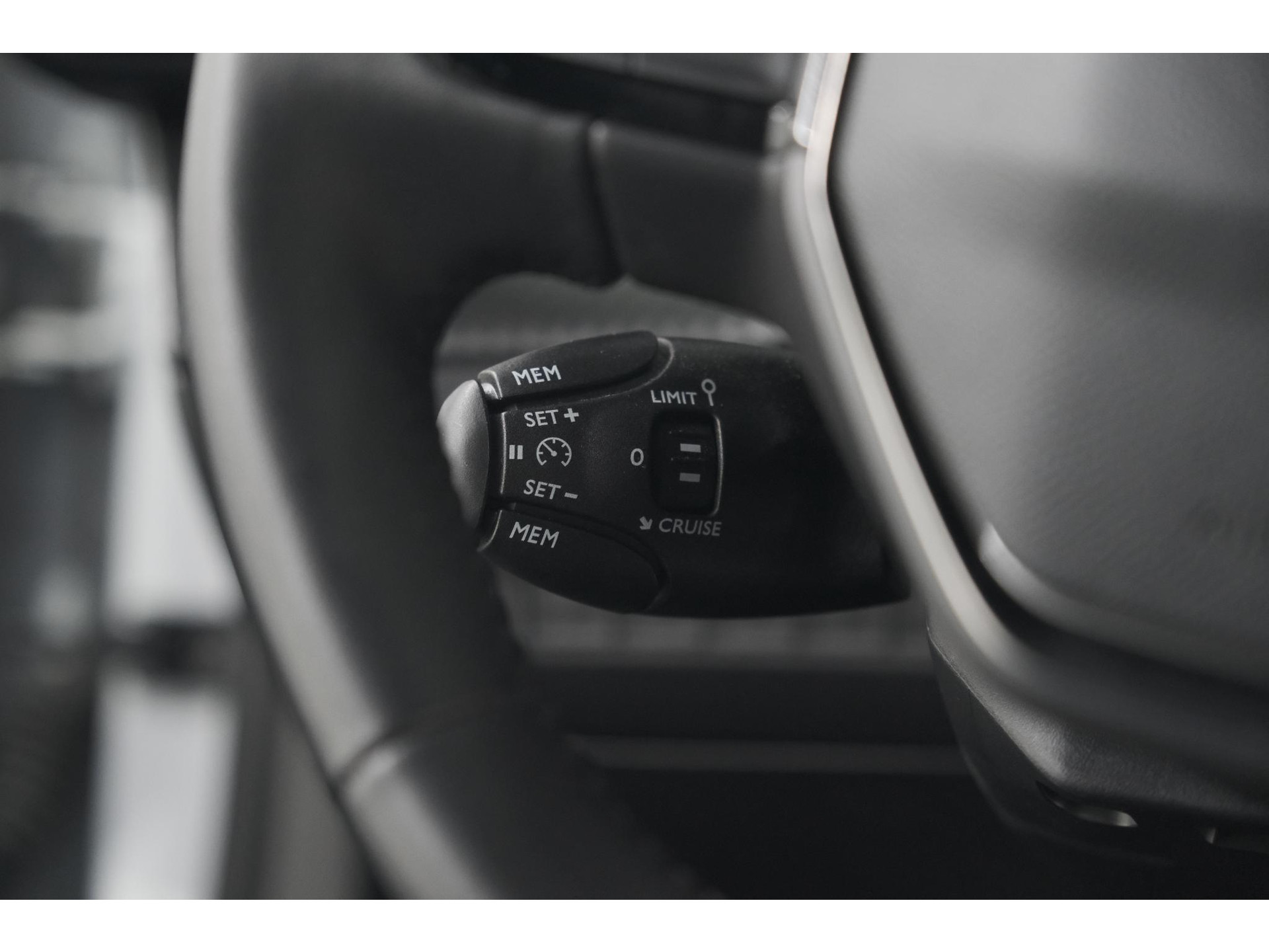 Peugeot 2008 PureTech 130 EAT8 Allure | Camera | Navigatie | Parkeersensoren | Apple Carplay