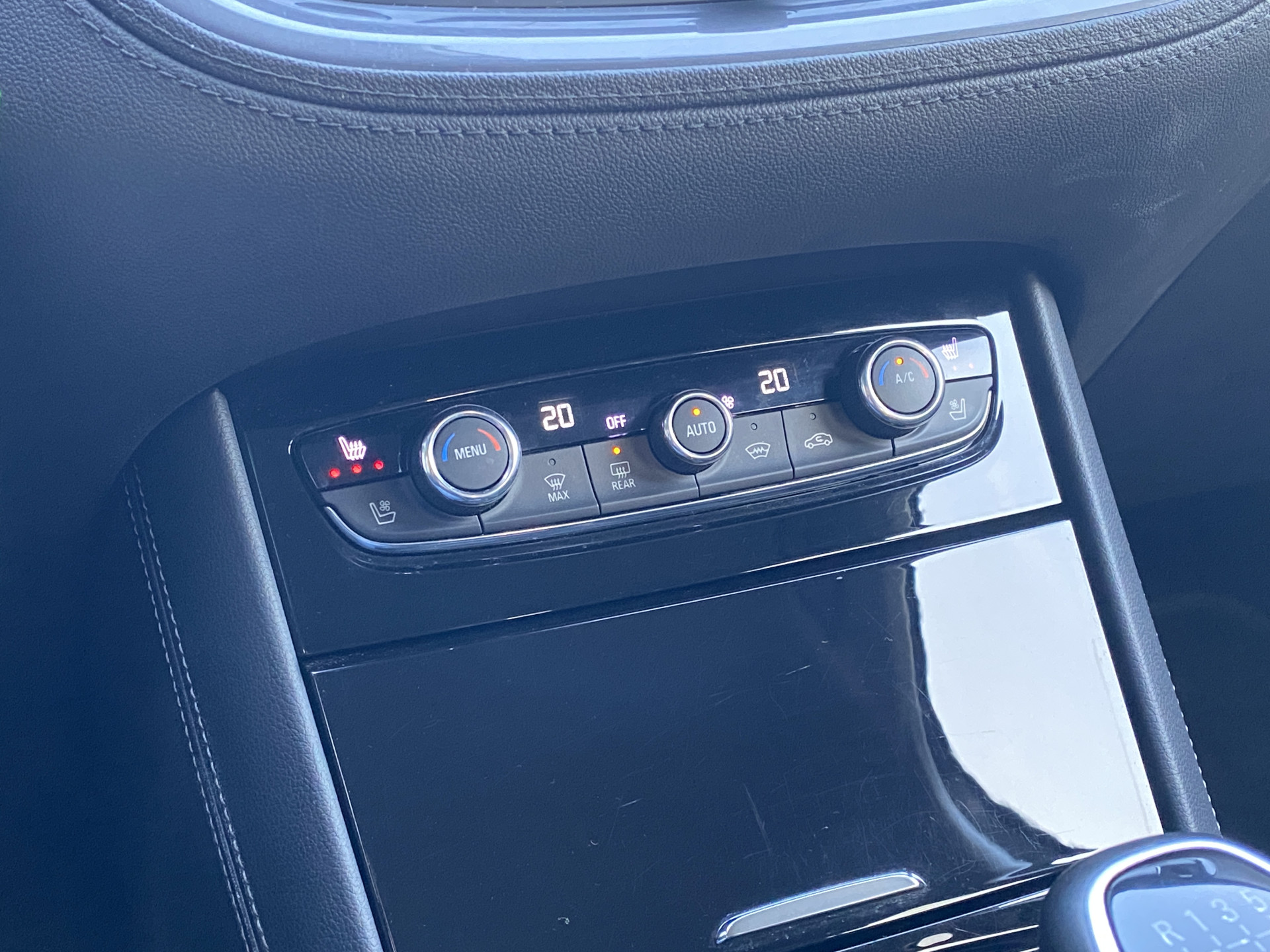 Opel Grandland X 1.2 Turbo Business Executive 130 pk | 1e eigenaar | dealer onderh. | leder interieur | navigatie | camera | carplay