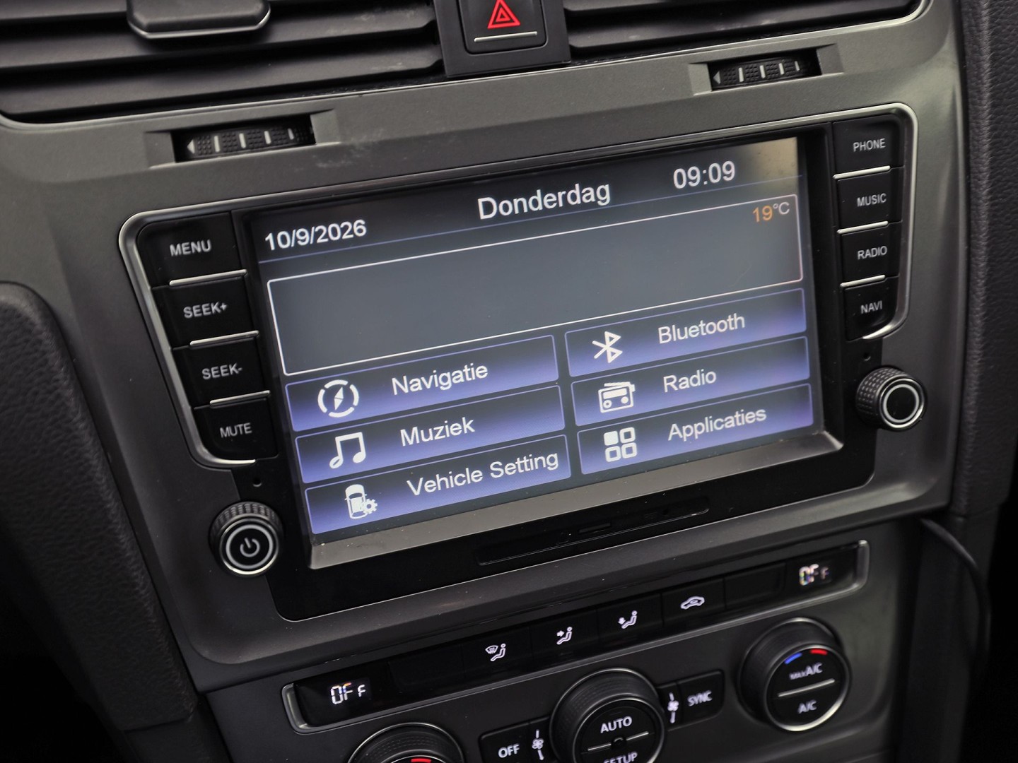 Volkswagen Golf Variant 1.2 TSI Sport (NAVIGATIE, BLUETOOTH, CLIMATE, NAP, TREKHAAK, SPORTSTOELEN, ARMSTEUN, LM VELGEN, ELEK PAKKET, NIEUWSTAAT)
