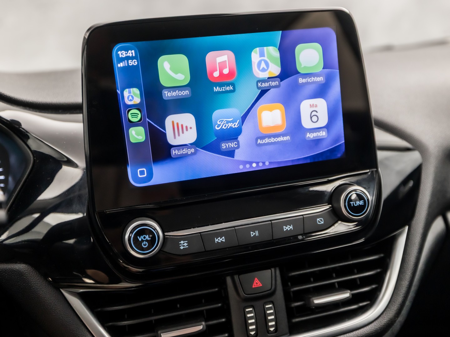 Ford Fiesta 1.0 EcoBoost Hybrid Titanium Sport (APPLE CARPLAY, GROOT NAVI, CLIMATE, GETINT GLAS, PARKEERSENSOREN, SPORTSTOELEN, LM VELGEN, CRUISE, NIEUWSTAAT)