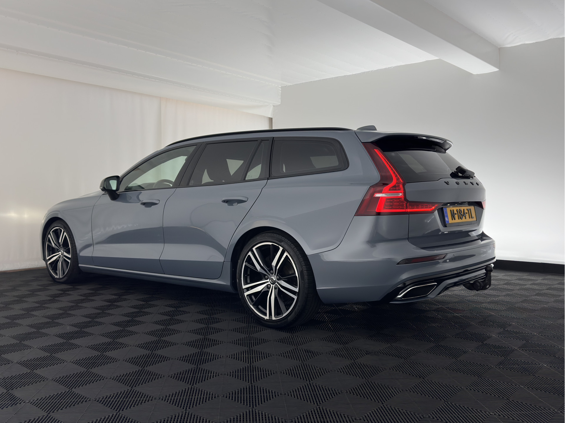 Volvo V60 2.0 B3 R-Design (INCL-BTW) *LEATHER-FABRIC | DIGI-COCKPIT | FULL-LED | MEMORY-PACK | HEATED-SPORTSEATS | LANE-ASSIST | NAVI-FULLMAP | CAMERA | DAB+ | PRIVACY-GLASS | ECC | PDC | TOWBAR | 19''ALU*