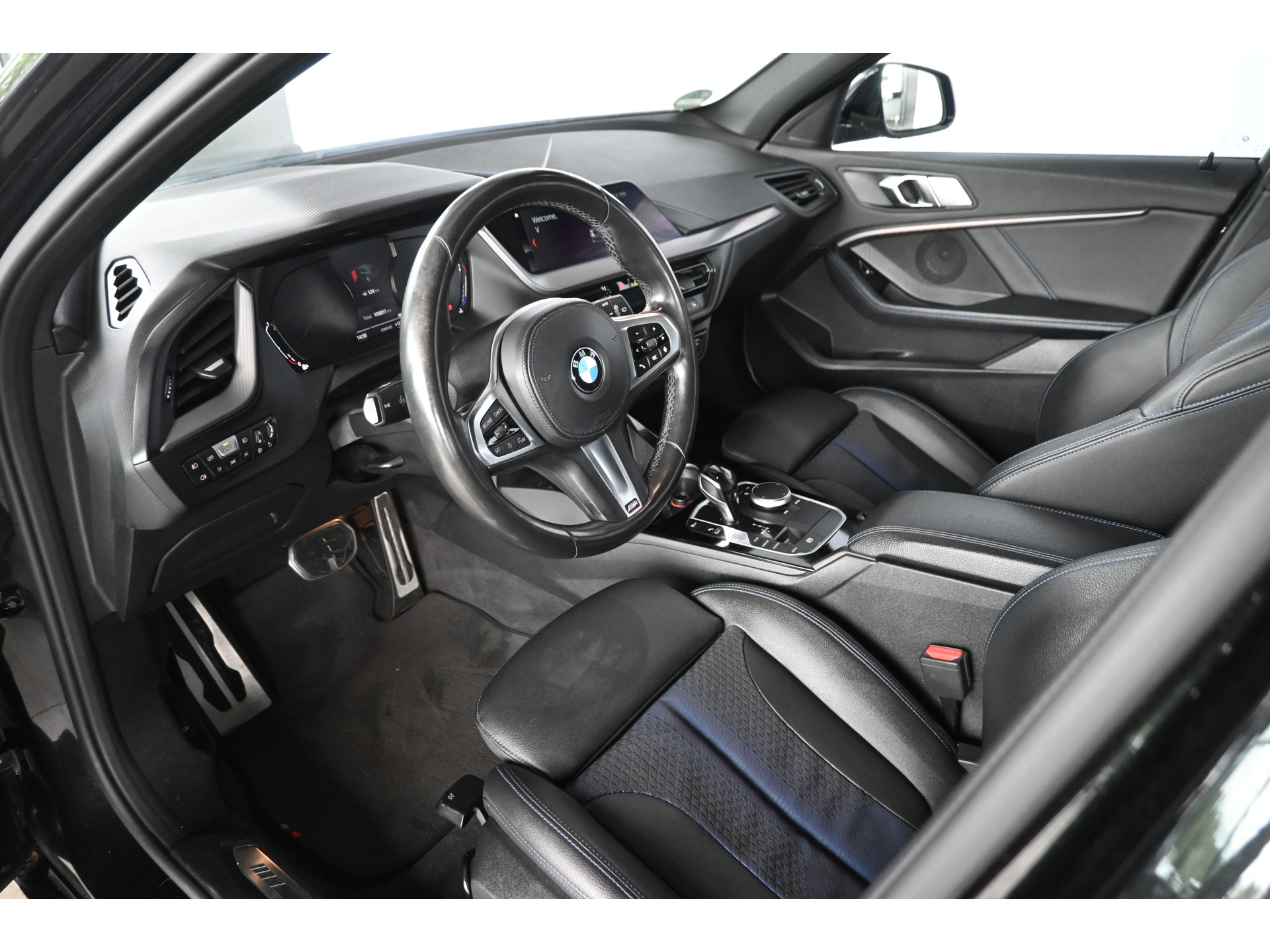 BMW 1-serie 118i High Executive Aut M Sport Navigatie Carplay Dealer Onderhouden! Inruil Mogelijk!