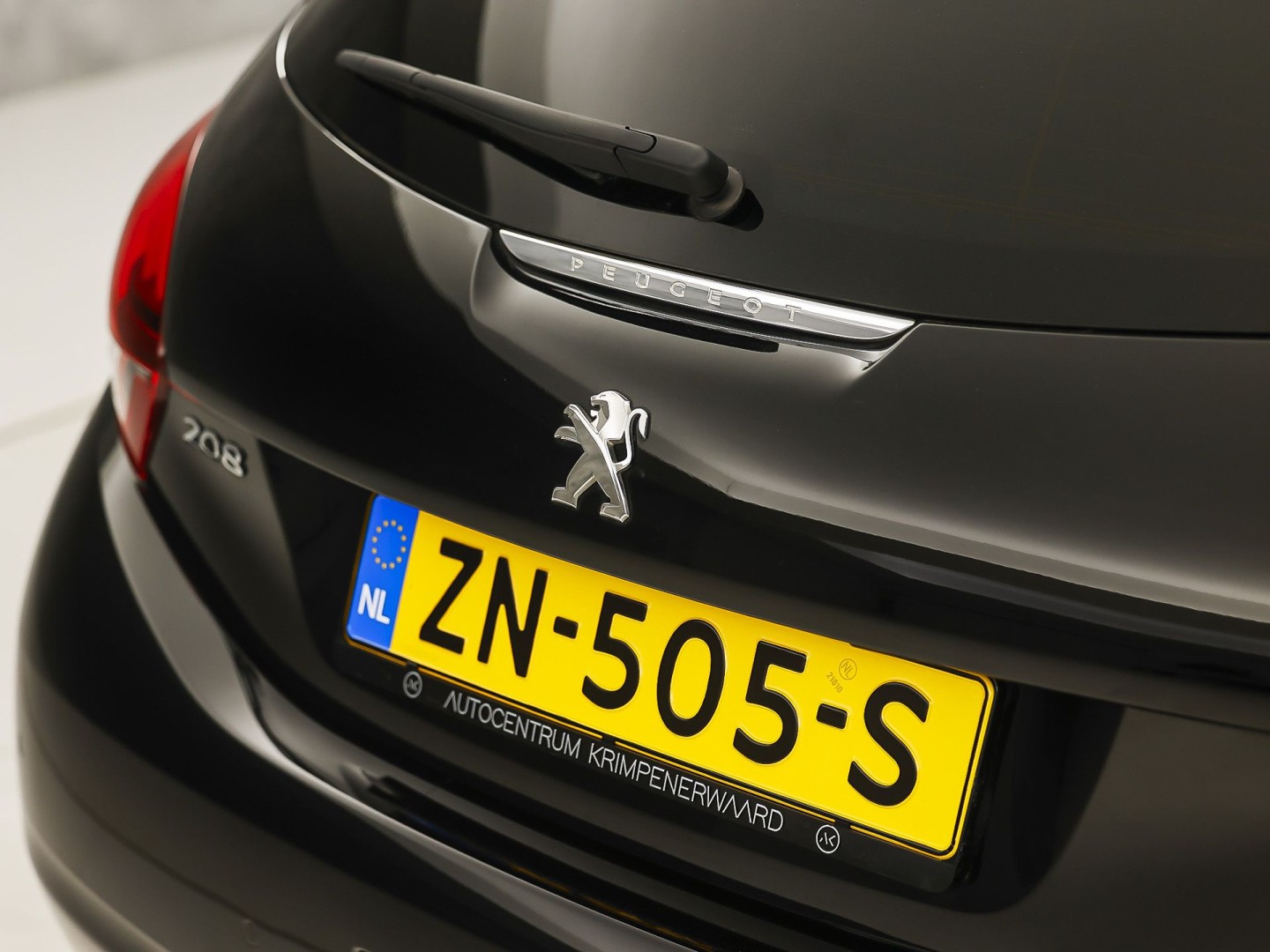 Peugeot 208 1.2 PureTech Signature (APPLE CARPLAY, LOGISCH NAP, NAVIGATIE, GETINT GLAS, SPORTSTOELEN, PARKEERSENSOREN, LM VELGEN, CRUISE, NIEUWSTAAT)