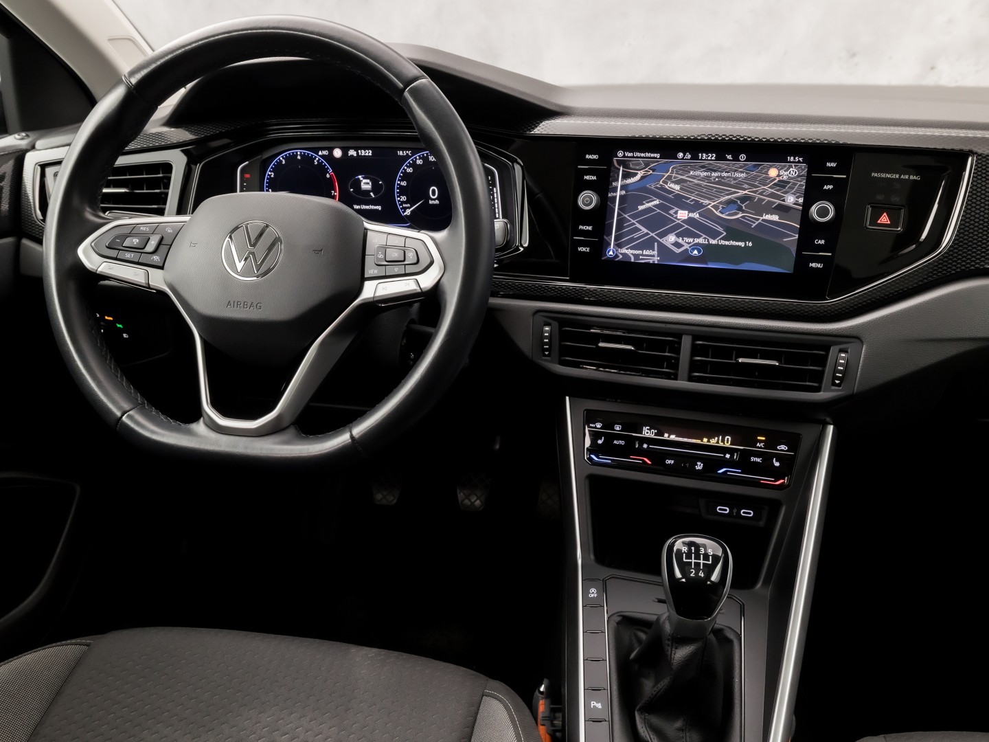 Volkswagen Taigo 1.0 TSI Sport (PANORAMADAK, 1e EIGENAAR, VIRTUAL COCKPIT, APPLE CARPLAY, GROOT NAVI, CLIMATE, STOELVERWARMING, SPORTSTOELEN, GETINT GLAS, IQ LIGHT, NIEUWSTAAT)