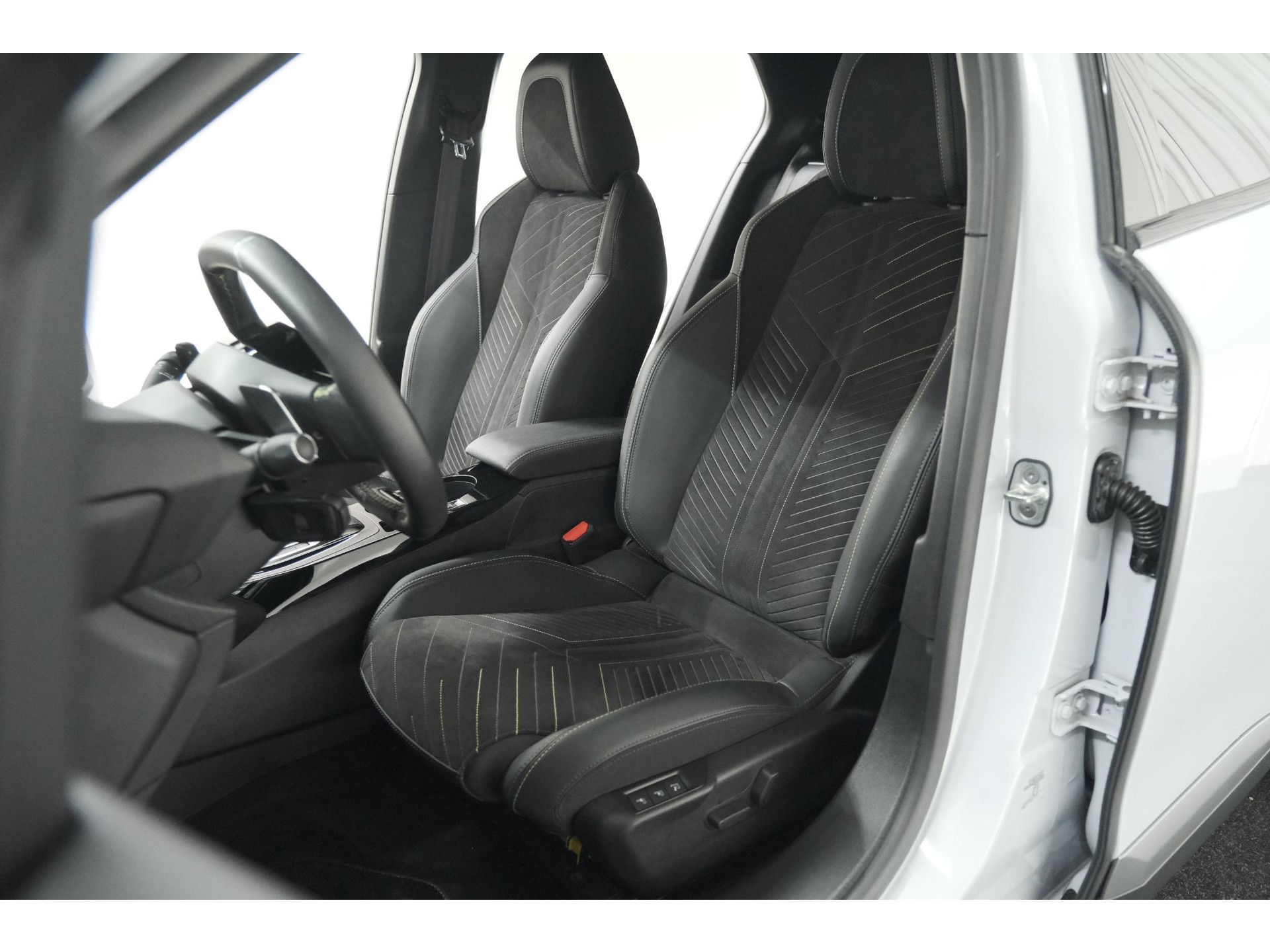 Peugeot 2008 PureTech 130 EAT8 GT | 360 Camera | Stoelmassage | Adaptieve Cruise Control | Dodehoekdetectie