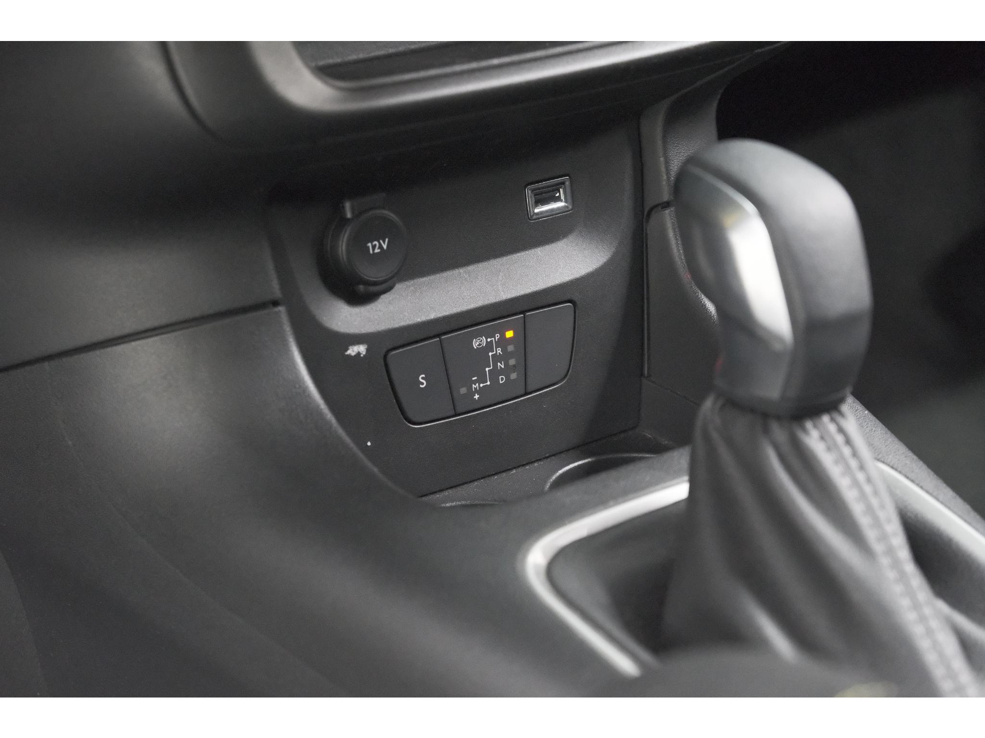 Citroen C3 PureTech 110 EAT6 Business | Trekhaak | Camera | Dodehoekdetectie | Navigatie | Climate Control