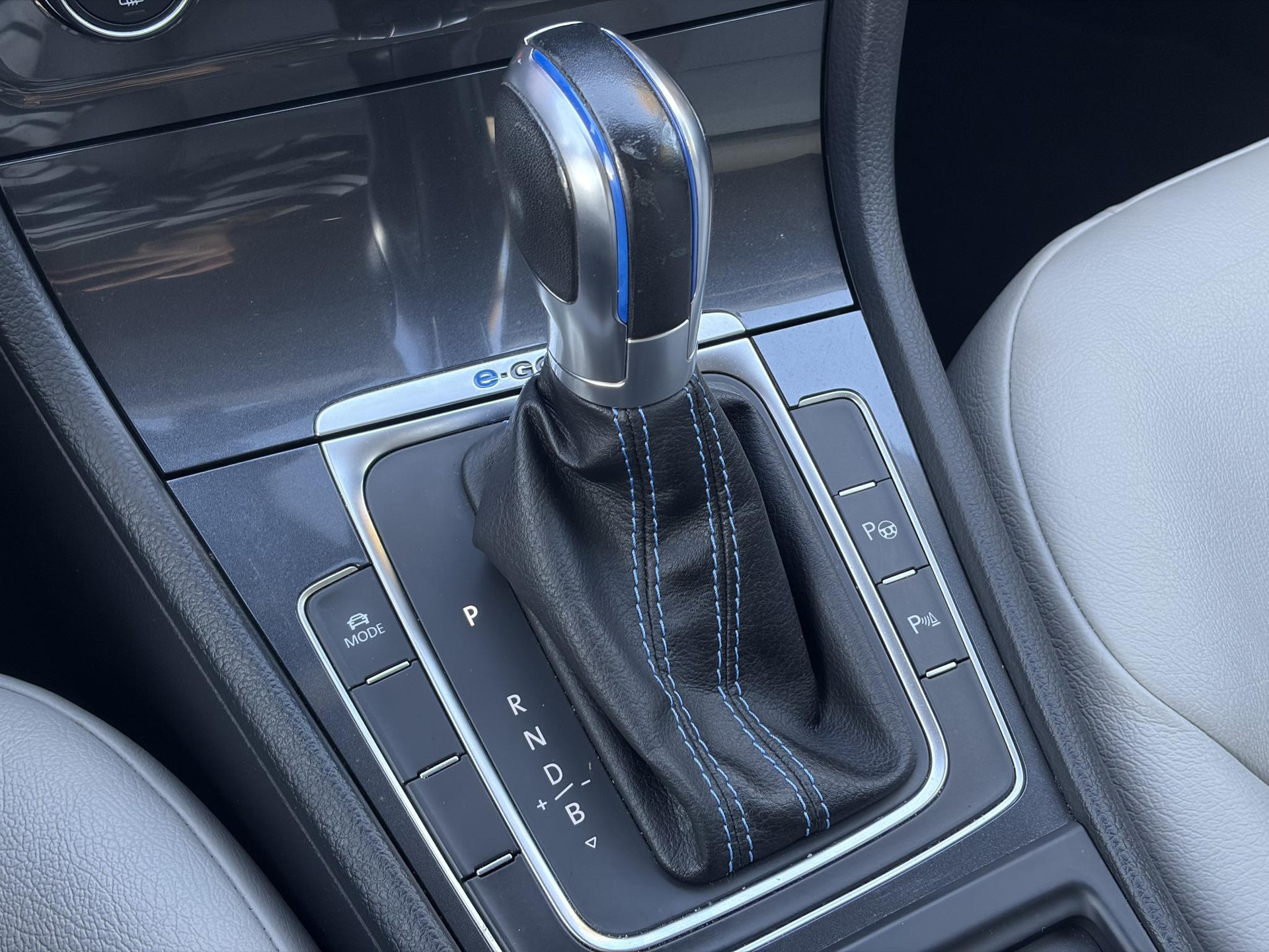Volkswagen e-Golf e-Golf ✓SOH 88.57%✓Carplay✓Navi✓Leder✓Clima✓Cruise✓Pdc V+A✓LED✓16'' Lm velgen✓N.A.P✓Apk tot 02-2027