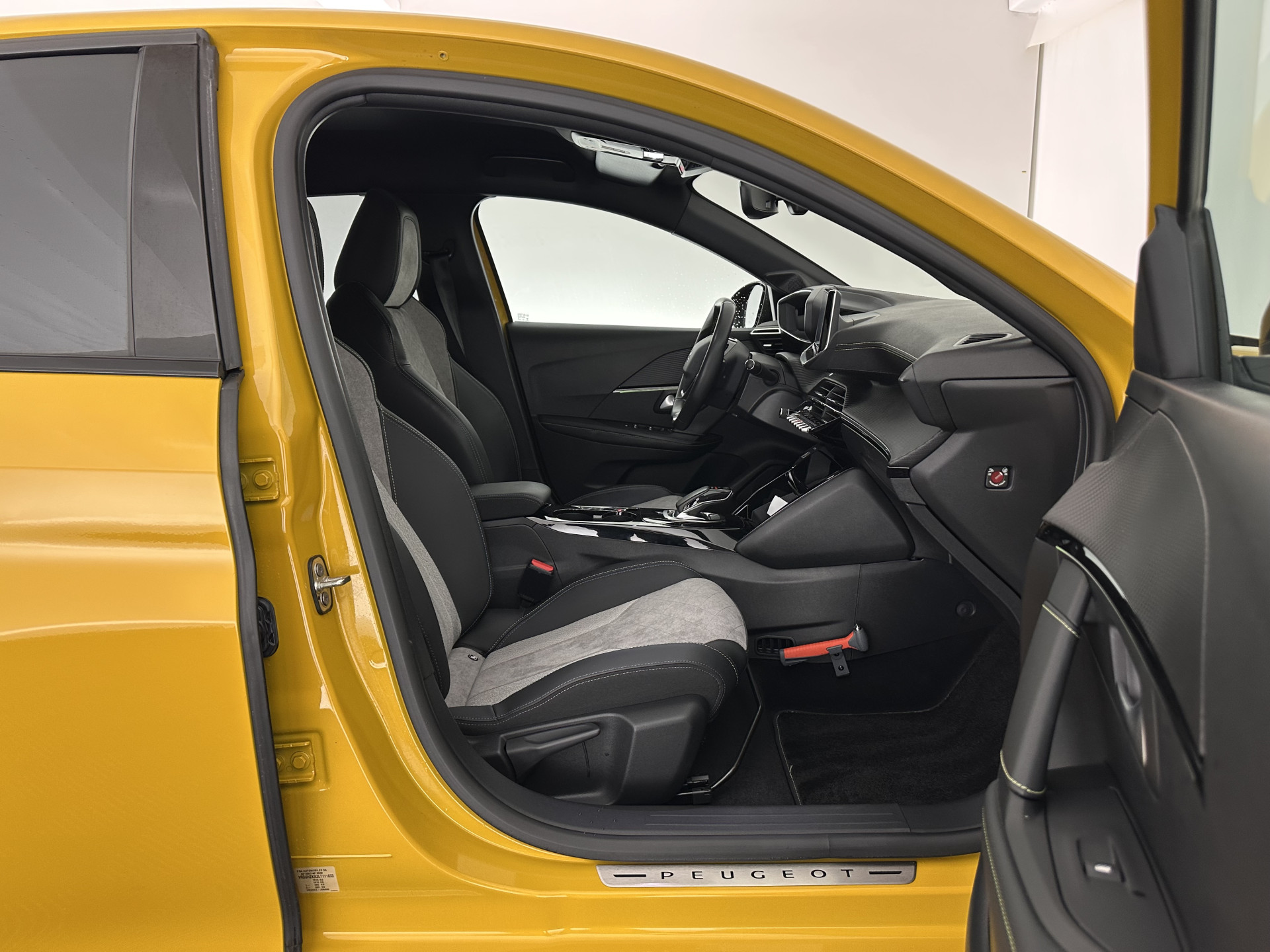 Peugeot e-208 EV GT 350 50 kWh [ 3-Fase ] {SOH-88%} (INCL-BTW) *HEATPUMP | LEATHER-ALCANTARA | FULL-LED | DIGI-COCKPIT | BLINDSPOT | CAMERA | AMBIENT-LIGHT | NAVI-FULLMAP | LANE-ASSIST | KEYLESS | DAB | PRIVACY-GLASS | HEATED-SPORTSEATS | ...