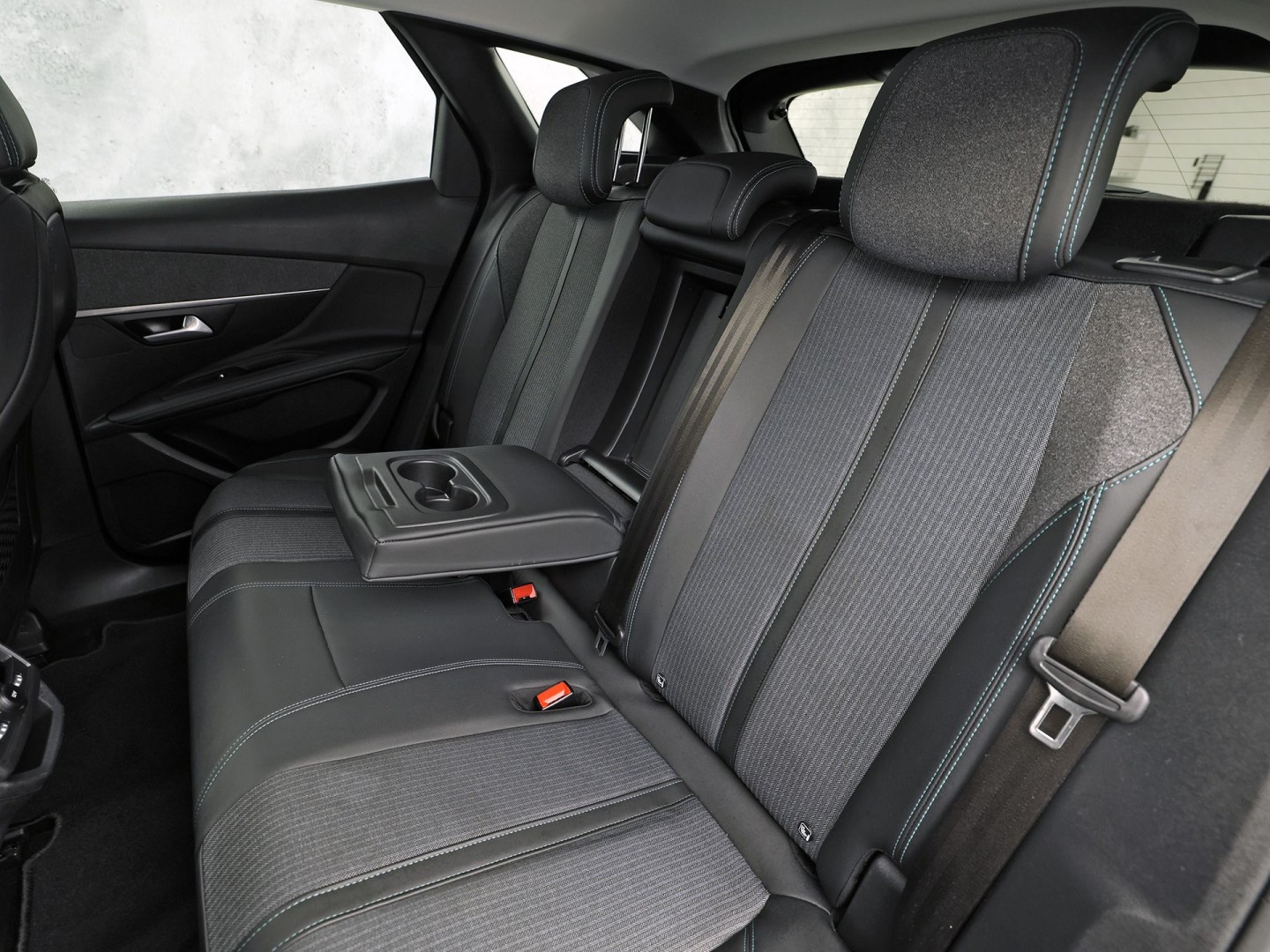 Peugeot 3008 1.6 HYbrid 225 Allure Blacksport 225Pk Automaat (APPLE CARPLAY, SOH 94,7%, BLACK PACK, GROOT NAVI, 360 CAMERA, SPORTSTOELEN, KEYLESS, LANE ASSIST, NIEUWE APK, NIEUWSTAAT)