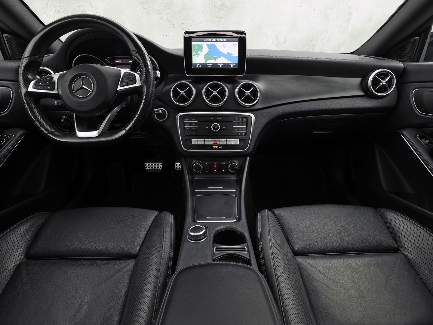 Mercedes-Benz CLA-Klasse 200 AMG Sport 156Pk Automaat (PANORAMADAK, GROOT NAVI, LEDER, STOELVERWARMING, SPORTSTOELEN, PARKEERSENSOREN, CRUISE, NIEUWSTAAT)