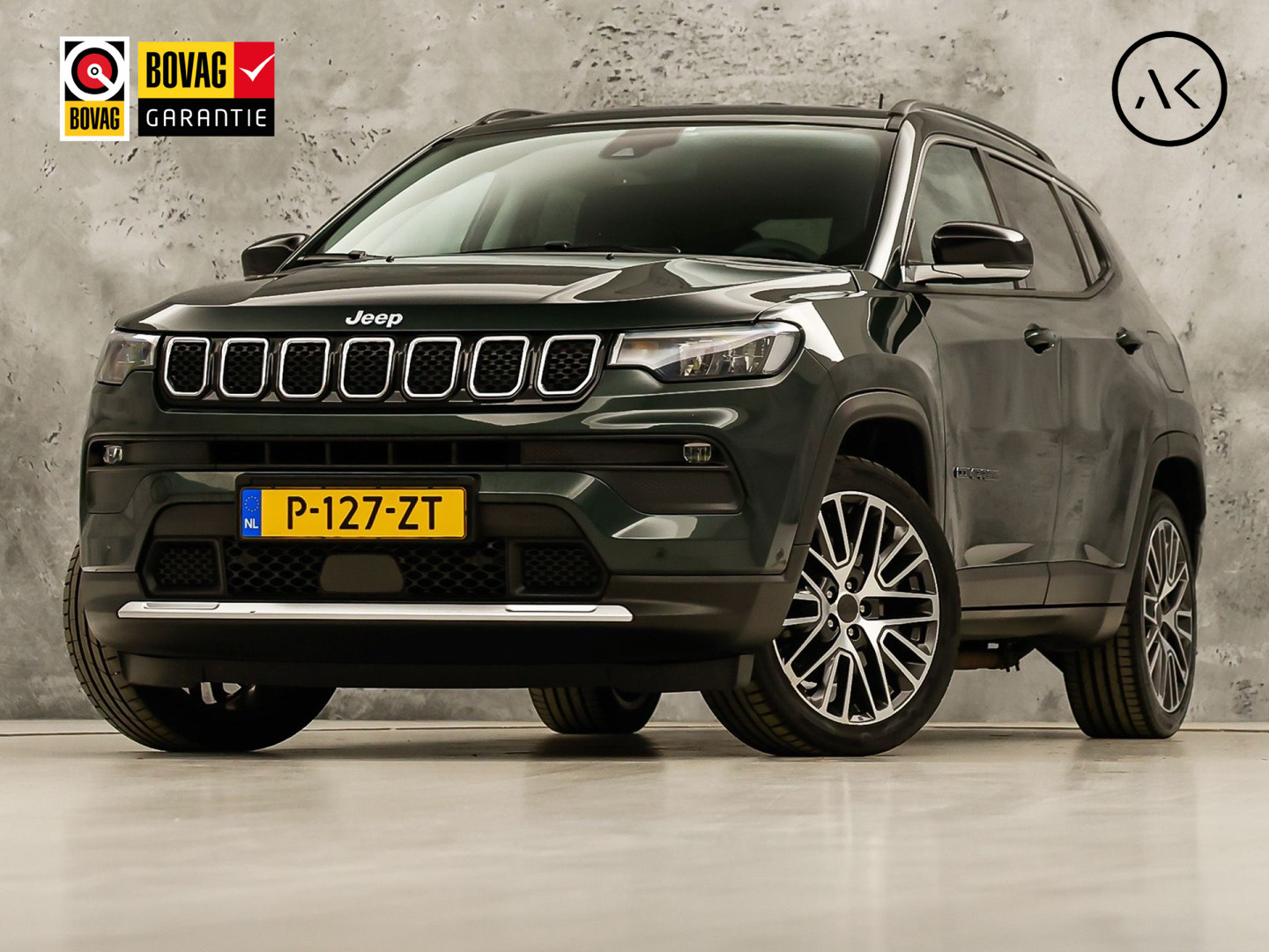 Jeep Compass 4xe 190 Plug-in Hybrid Electric Night Eagle. Automaat (NAP, APPLE CARPLAY, GROOT NAVI, LEDER, ADAPTIVE CRUISE, SPORTSTOELEN, GETINT GLAS, KEYLESS, NIEUWSTAAT)
