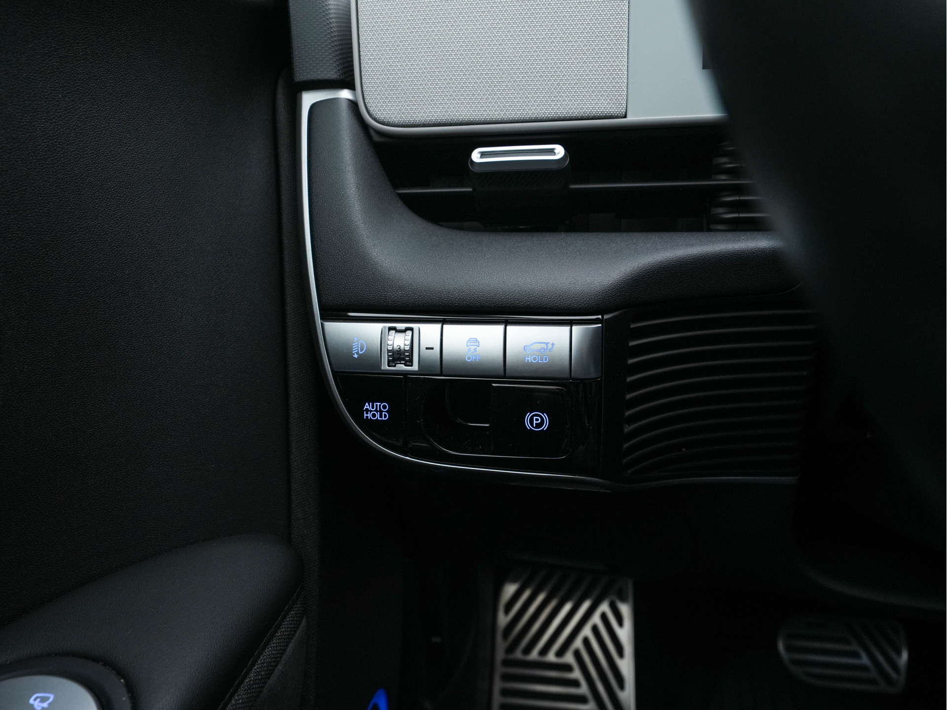 Hyundai IONIQ 5 Connect+ AWD 77.4 kWh [3-FASE]  { SOH-92% } (INCL-BTW) Aut.* HEATPUMP | LEATHER | BOSE-AUDIO | FULL-LED | DIGI-COCKPIT | AMBIENT-LIGHT | DAB | SHIFT-PADDLES | HEAD-UP | NAVI-FULLMAP | KEYLESS | CAMERA | HEATED-COMFORTSEATS | ...