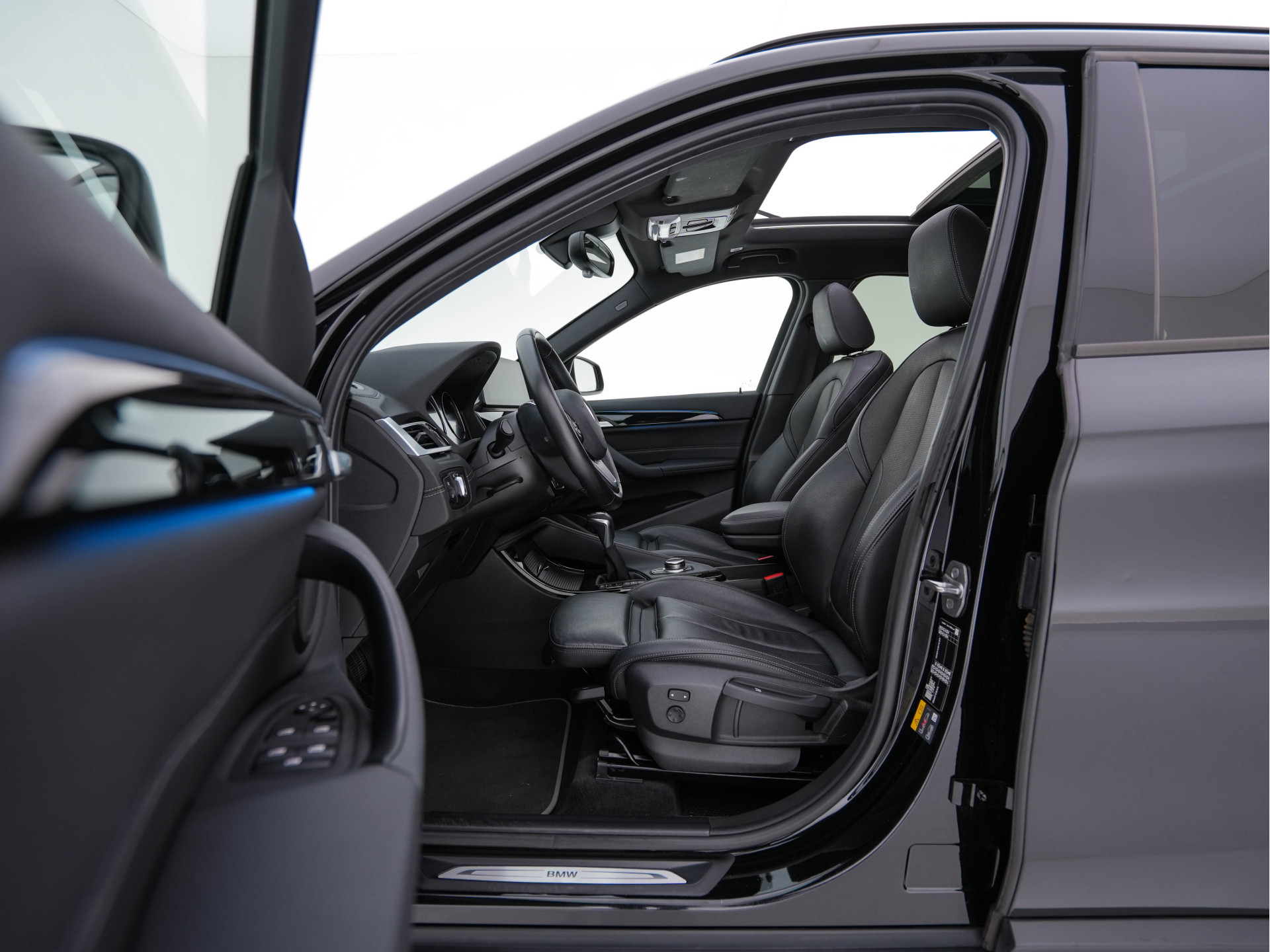 BMW X1 xDrive25e Sportline Business Edition Plus (Plug-In) (INCL-BTW) Aut. *PANO | LEATHER | FULL-LED | HEATED-SPORTSEATS | HIFI-SYSTEM | CAMERA | PRIVACYGLASS | NAVI-FULLMAP | ECC | HEAD-UP | PDC | KEYLESS | DAB | CRUISE | TOWBAR | AMBIENTLIGHT | 18