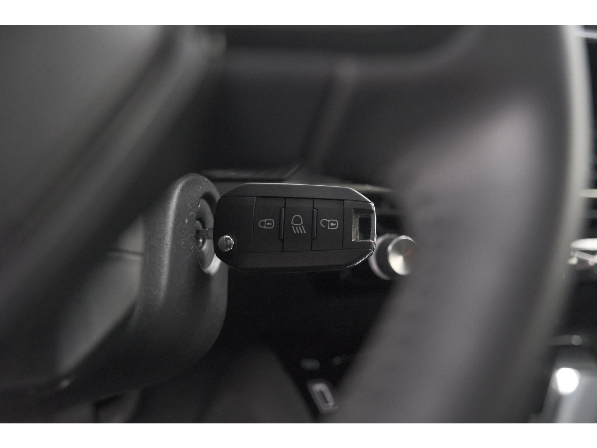 Peugeot 208 1.2 Hybrid 110 e-DCS6 Allure | Apple Carplay | Parkeersensoren Voor + Achter | Climate Control