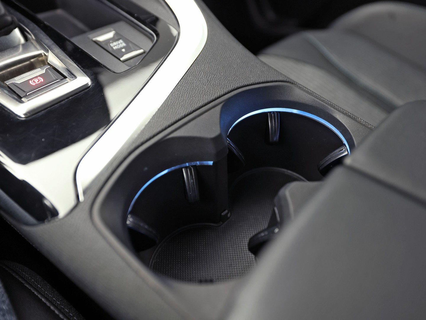 Peugeot 3008 1.6 HYbrid 225 Allure Blacksport 225Pk Automaat (APPLE CARPLAY, SOH 94,7%, BLACK PACK, GROOT NAVI, 360 CAMERA, SPORTSTOELEN, KEYLESS, LANE ASSIST, NIEUWE APK, NIEUWSTAAT)