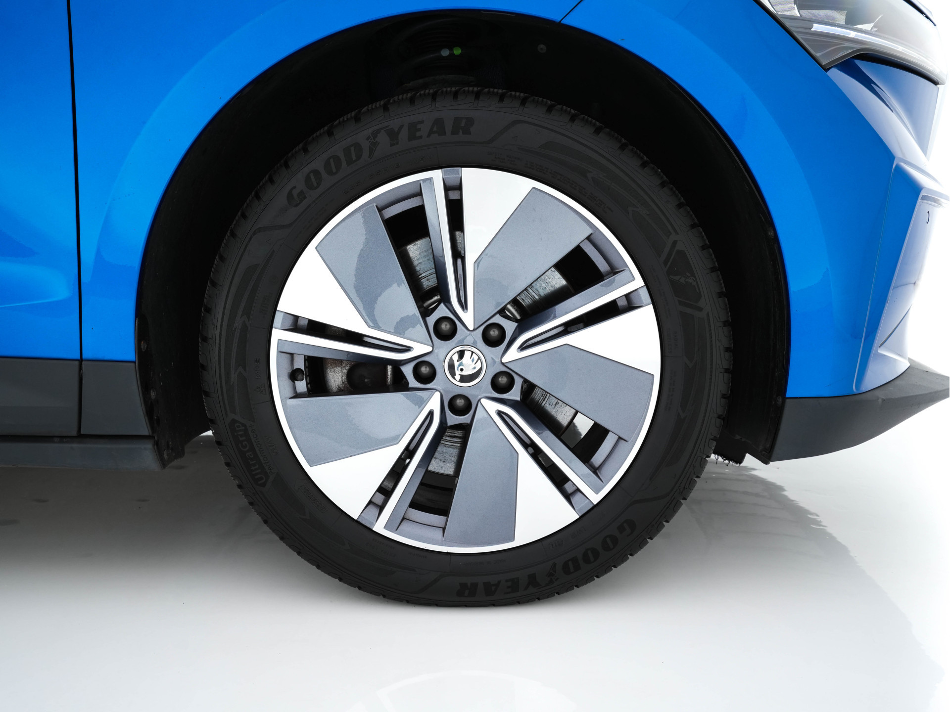 ŠKODA Enyaq iV 80 [ 3-Fase ] {SOH-88% } (INCL-BTW) *LEATHER-FABRIC | FULL-LED | DIGI-COCKPIT | CAMERA | KEYLESS | NAVI-FULLMAP | AMBIENT-LIGHT | ECC | HEATED-COMFORTSEATS | DAB+ | PDC | CRUISE | CARPLAY | TOWBAR | 19"ALU*