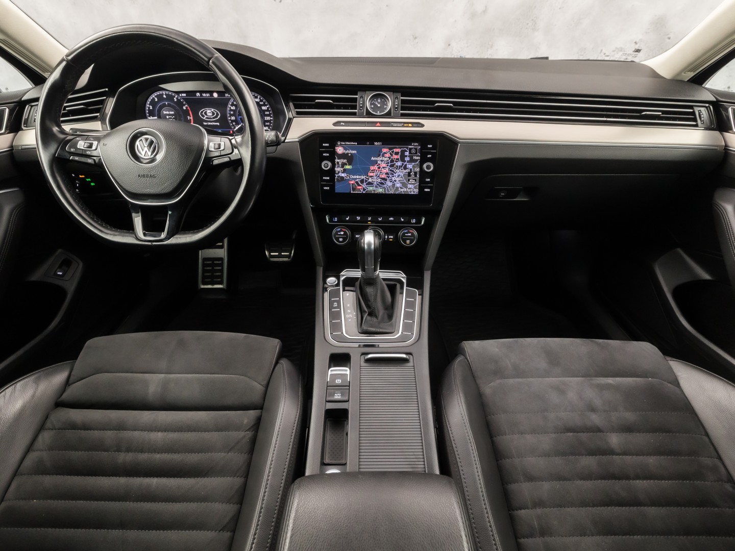 Volkswagen Passat Variant 1.5 TSI Highline Sportline 150Pk Automaat (VIRTUAL COCKPIT, APPLE CARPLAY, GROOT NAVI, CAMERA, LEDER/ALCANTARA, GETINT GLAS, KEYLESS, NIEUWSTAAT)