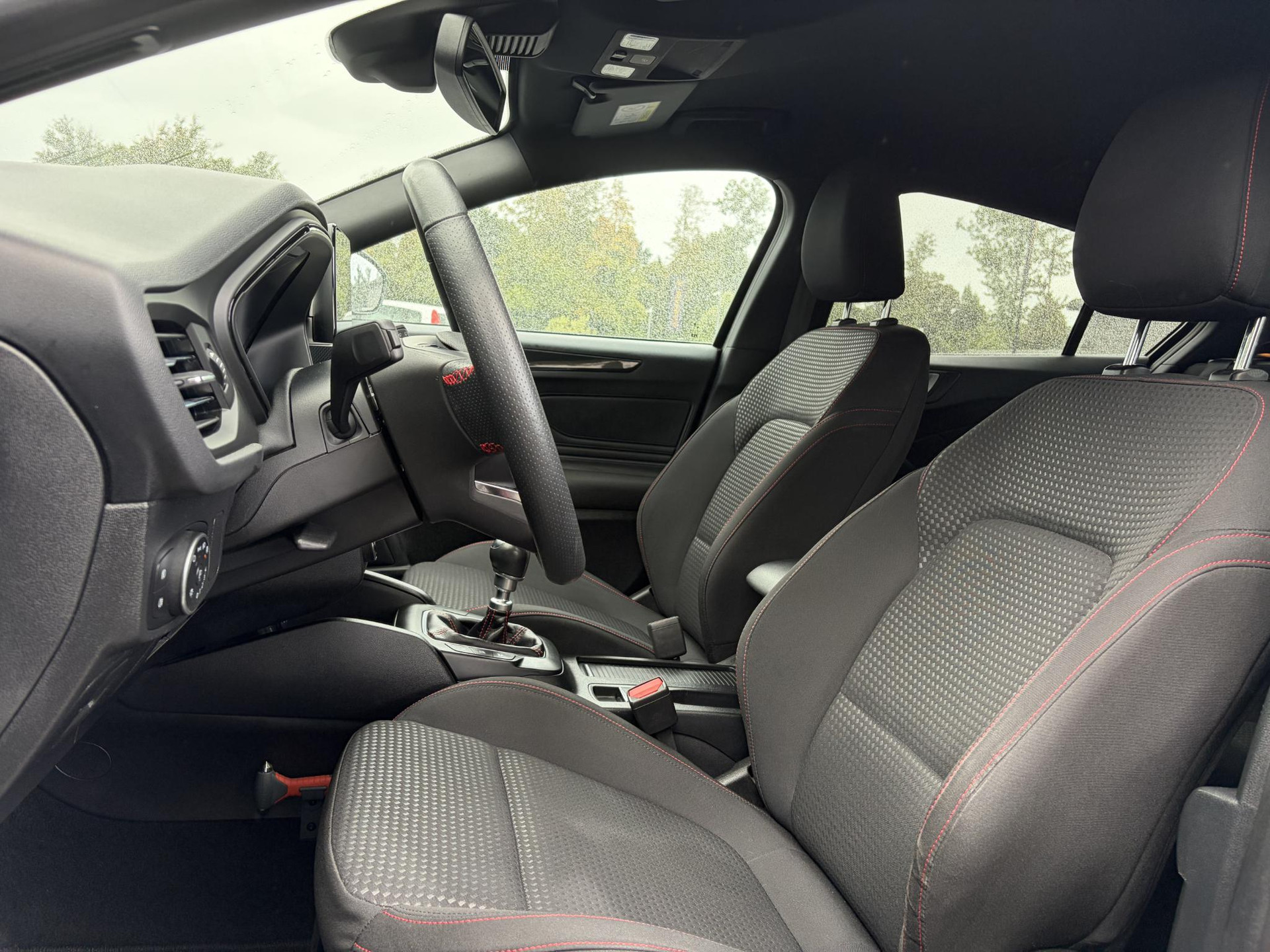 Ford Focus 1.0 EcoBoost ST Line Business 2e Eigenaar l Navi l Clima l Cruise l 125pk l Keyless l Pdc V+A l 18 '' Lmv  l N.A.P l Apk tot 02-2028