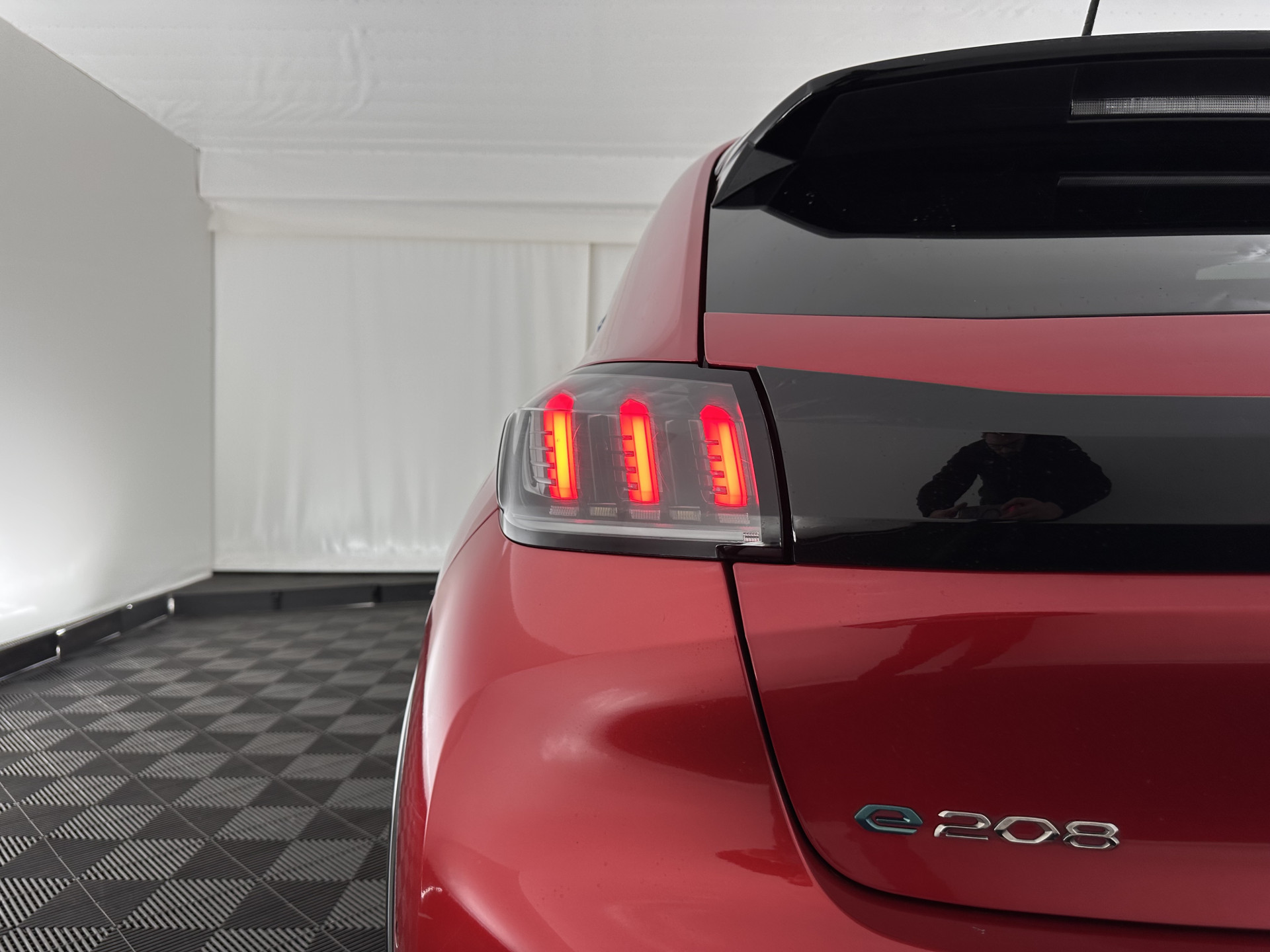 Peugeot e-208 EV GT Pack 50 kWh [ 3-Fase-11kW ] {SOH-88%] (INCL-BTW) *HEATPUMP | FULL-LED | DIGI-COCKPIT | BLINDSPOT | CAMERA | LEATHER-ALCANTARA | AMBIENTLIGHT | NAVI-FULLMAP | LANE-ASSIST | KEYLESS | DAB | CCS-FASTLOADER | HEATED-SPORTSEATS | PRIV