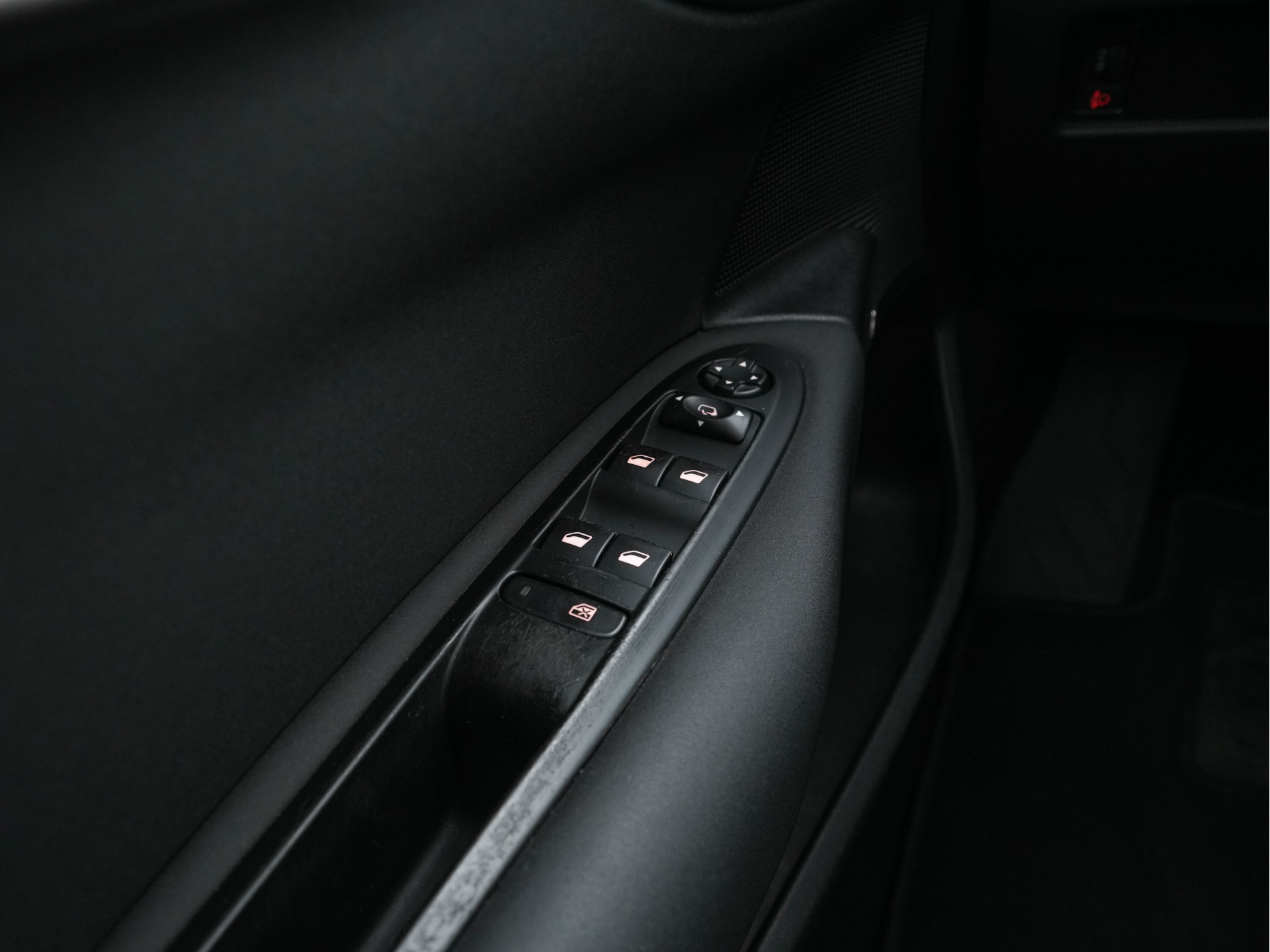 Citroën C4 1.6 HDi Ligne Business *NAVI-FULLMAP | ECC | PDC | CRUISE | TOWBAR | COMFORT-SEATS | PRIVACY-GLASS | 16''ALU*