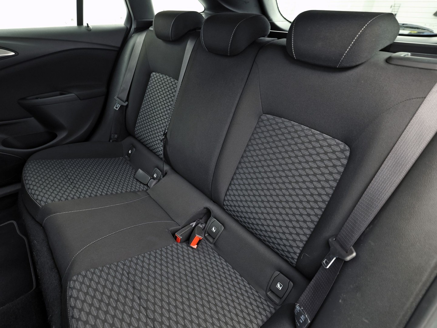 Opel Astra Sports Tourer 1.2 Sport (APPLE CARPLAY, NAVIGATIE, CRUISE, TREKHAAK, SPORTSTOELEN, PARKEERSENSOREN, NIEUWSTAAT)