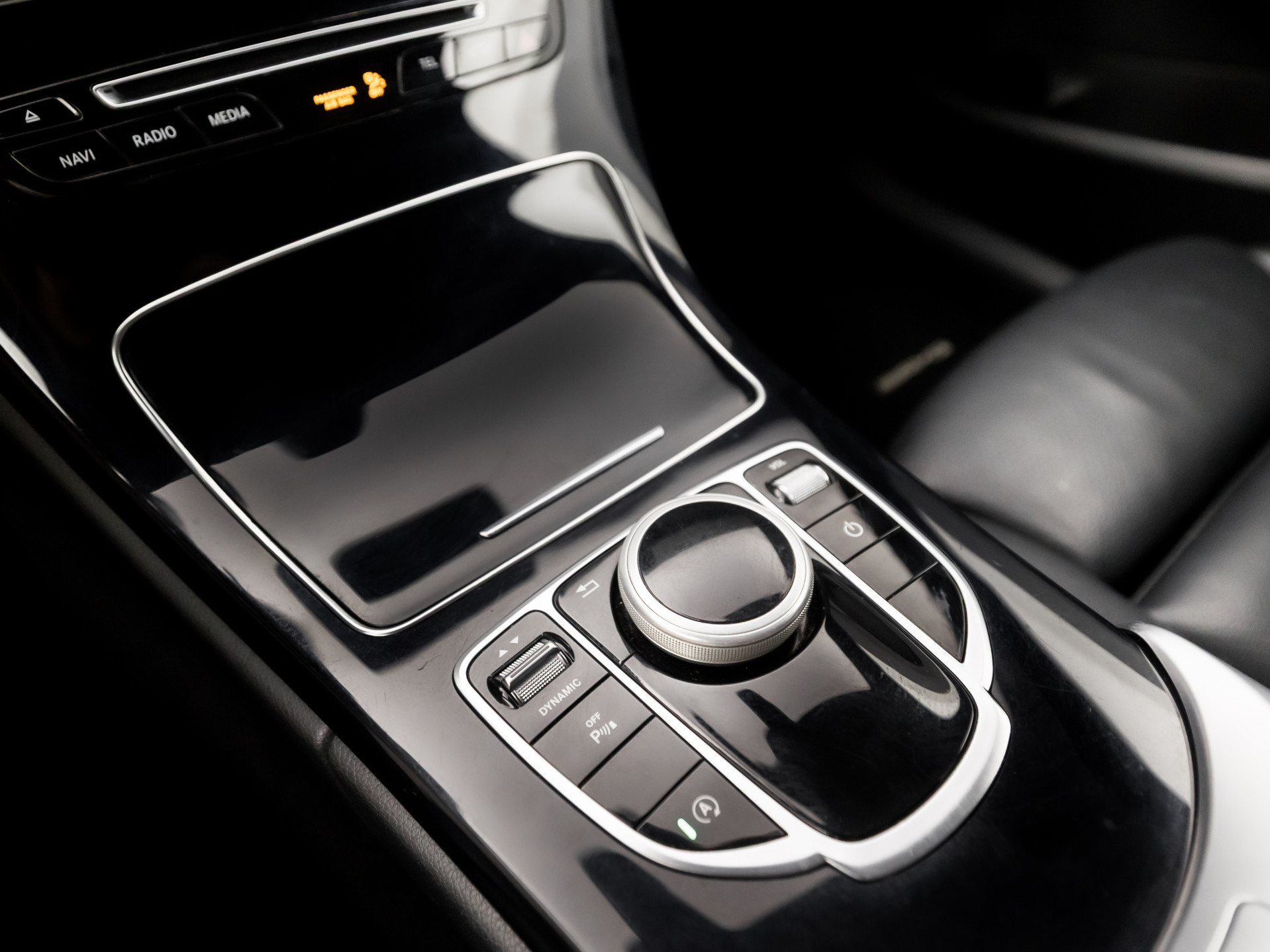 Mercedes-Benz C-Klasse 180 AMG Sport 156Pk Automaat (NAVIGATIE, CAMERA, LEDER, ZWART HEMEL, STOELVERWARMING, SPORTSTOELEN, GETINT GLAS, NIEUWSTAAT)