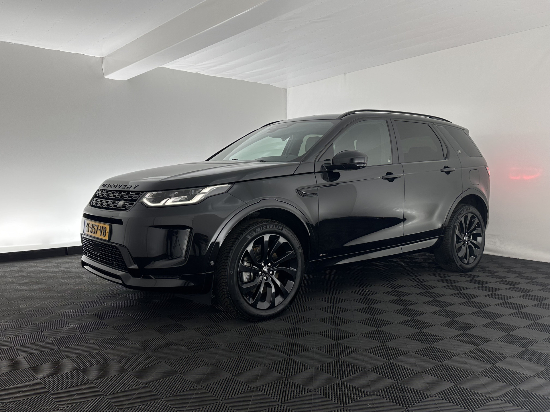 Land Rover Discovery Sport P300e 1.5 R-Dynamic HSE Black Exterior Pack AWD (Plug-in) (INCL-BTW) *LEATHER | FULL-LED | DIGI-COCKPIT | MERIDIAN-AUDIO | BLINDSPOT | KEYLESS | SHIFTPADDLES | PRIVACYGLASS | NAVI-FULLMAP | ECC | MEMORY-PACK | PDC | CRUISE | 20'