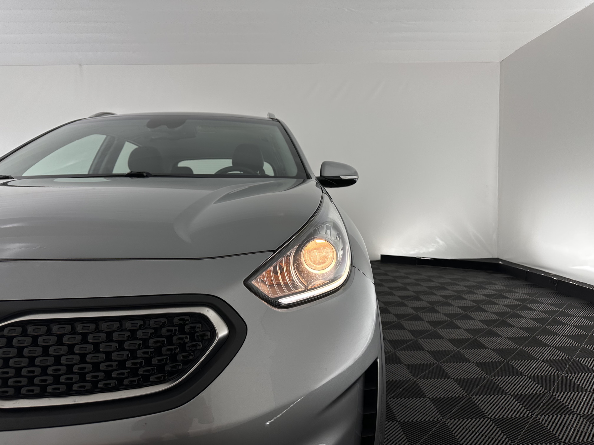 Kia Niro 1.6 GDi Hybrid ExecutiveLine (INCL.BTW) Aut. *LEATHER-FABRIC | NAVI-FULLMAP | KEYLESS | CAMERA | COMFORT-SEATS | DIGI-COCKPIT | LANE-ASSIST | ECC | CARPLAY | PDC | TOWBAR | 16''ALU*