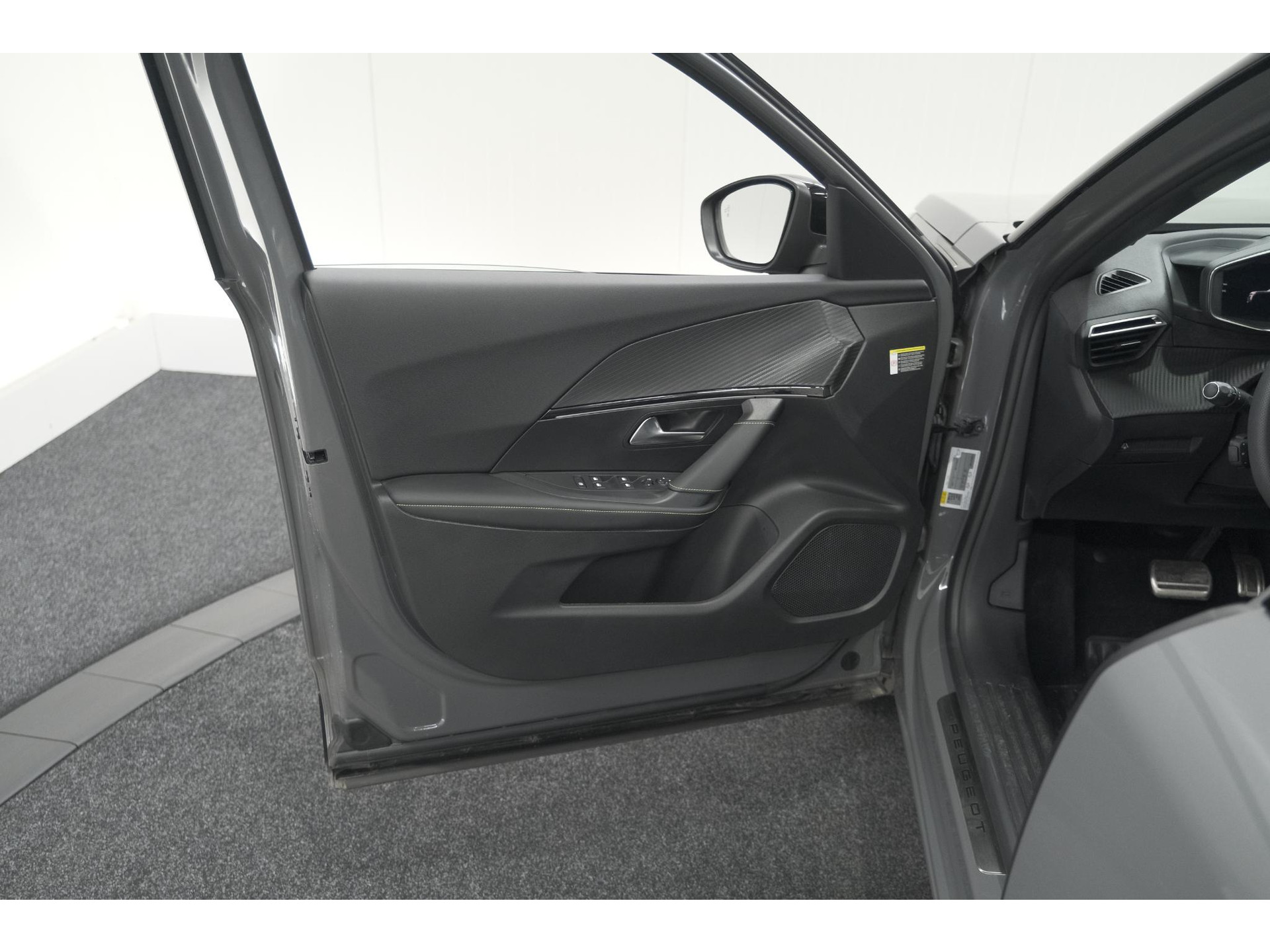 Peugeot 2008 PureTech 130 EAT8 GT | 360 Camera | Adaptieve Cruise Control | Stoelmaasage | Apple Carplay