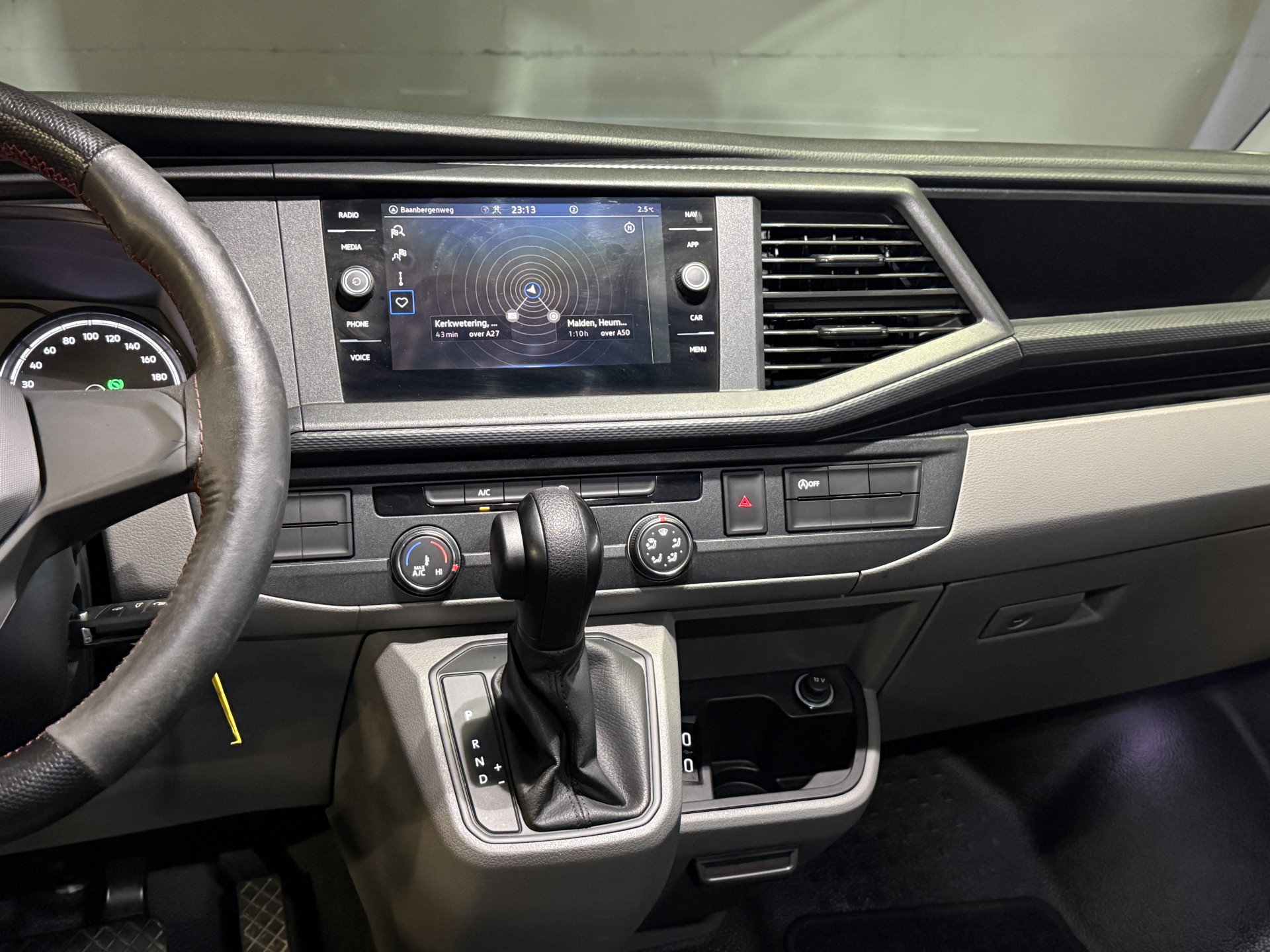 Volkswagen Transporter 2.0 TDI L2H1 30 DC Highline | Origineel NL | Apple carplay  | Camera | Trekhaak |