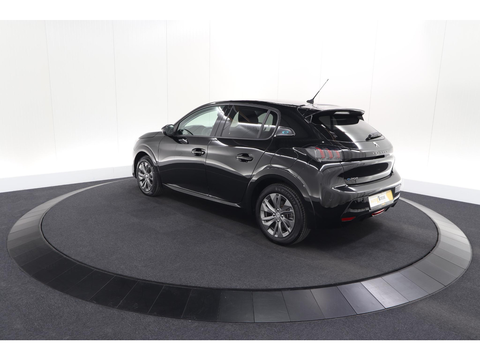 Peugeot e-208 EV Allure 50 kWh | 98,9% SOH | Camera | Navigatie | Parkeersensoren | Stoelverwarming