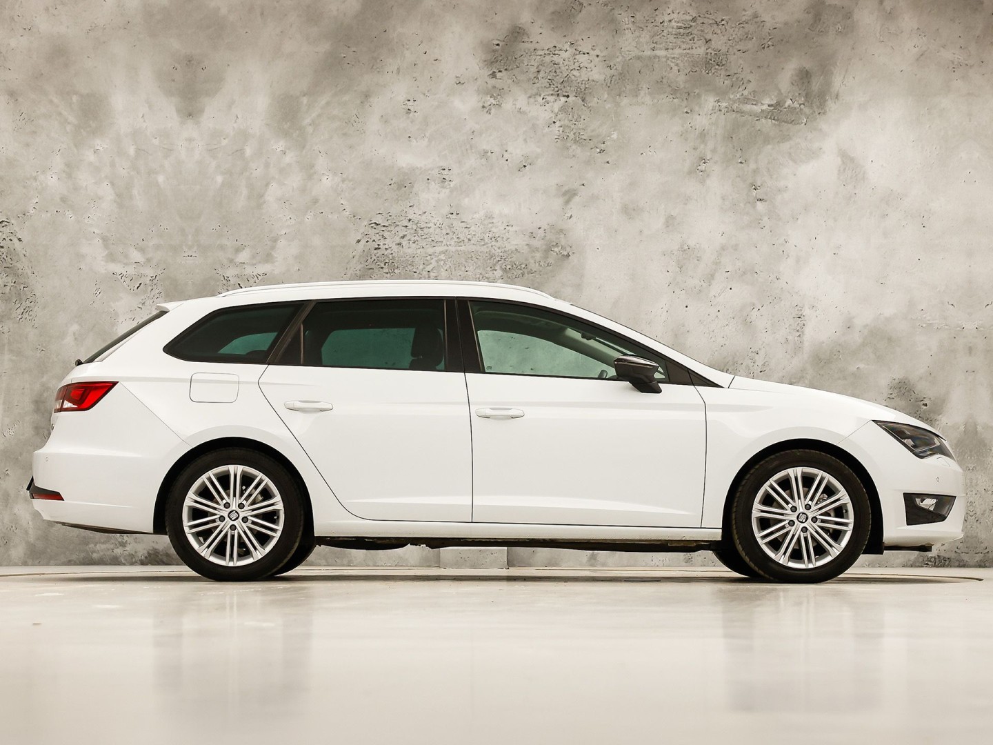 SEAT Leon 1.4 TSI FR Sport 150Pk Automaat (PANORAMADAK, NAVIGATIE, CLIMATE, STOELVERWARMING, SPORTSTOELEN, LED KOPLAMPEN, CRUISE, PARKEERSENSOREN, NIEUWSTAAT)