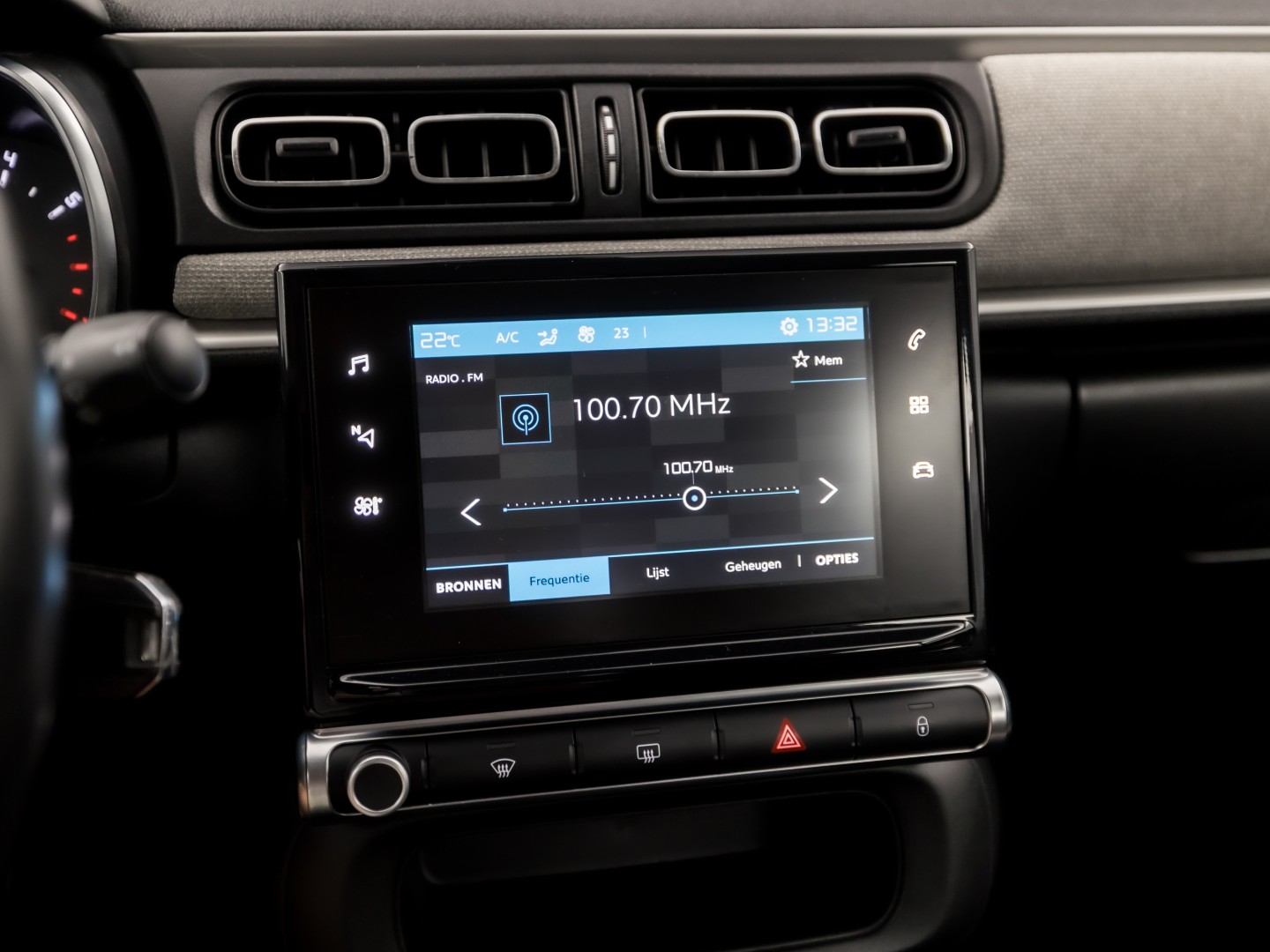 Citroën C3 1.2 PureTech S&S Shine Sport 110Pk (APPLE CARPLAY, GROOT NAVI, STOELVERWARMING, SPORTSTOELEN, CRUISE, LANE ASSIST, NIEUWSTAAT)