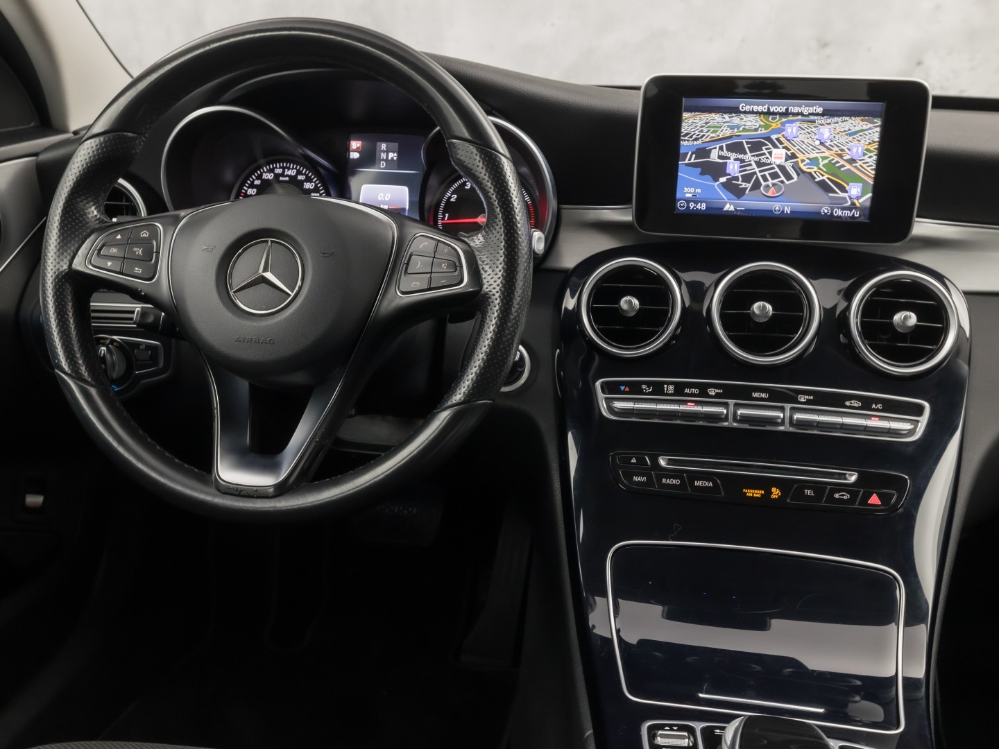 Mercedes-Benz C-Klasse 180 Sport 156Pk Automaat (NAVIGATIE, LEDER, SFEERVERLICHTING, GETINT GLAS, STOELVERWARMING, SPORTSTOELEN, CRUISE, NIEUWE APK, NIEUWSTAAT)