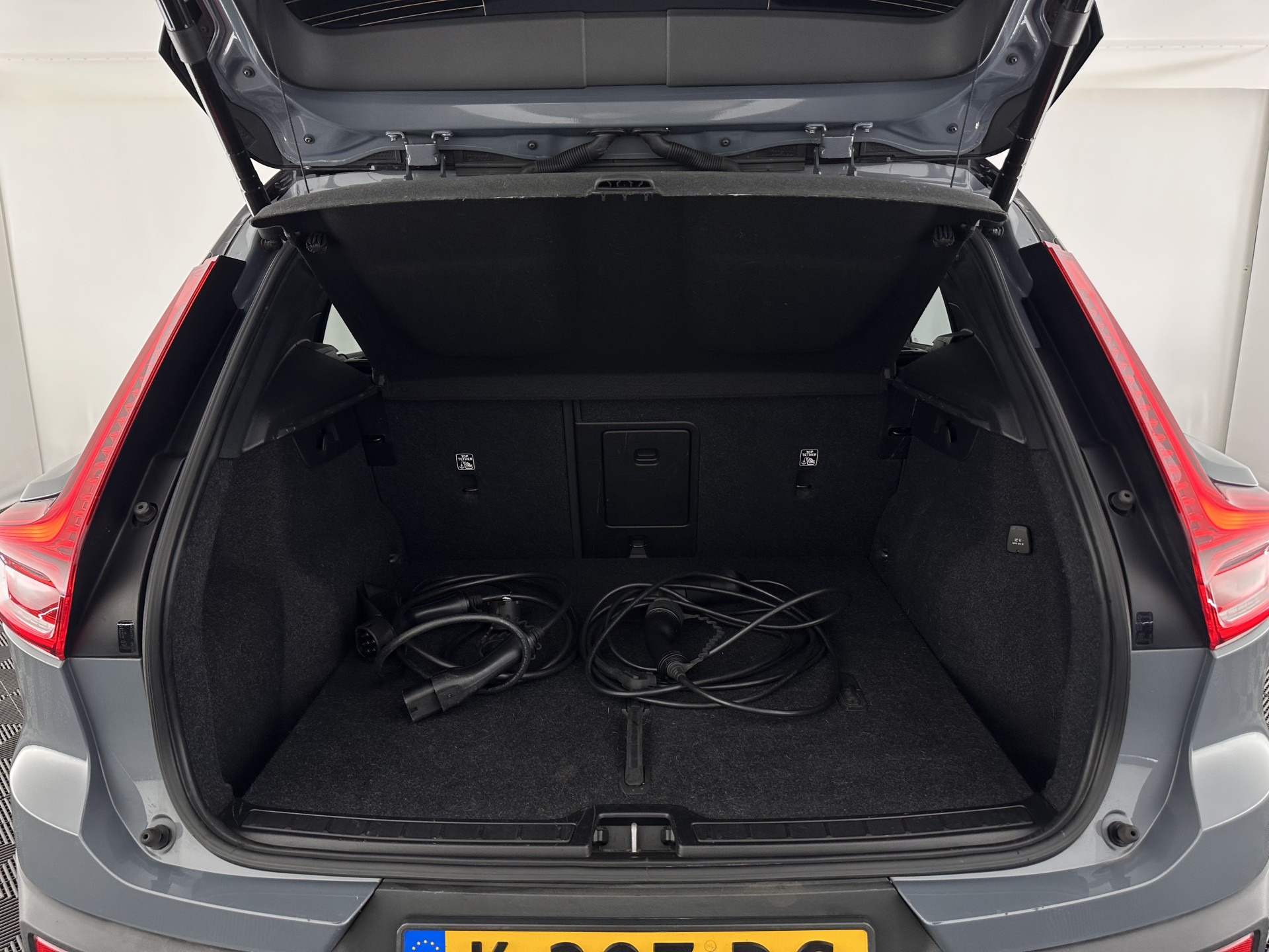 Volvo XC40 Recharge P8 AWD R-Design [ 3-Fase-11kW ] {SOH-90%} (INCL-BTW) Aut. *PANO | LEATHER-ALCANTARA | ADAPTIVE-CRUISE | DIGI-COCKPIT | FULL-LED | HARMAN/KARDON | TOPVIEW | NAVI-FULLMAP | ECC | PDC | KEYLESS | HEATED-SPORTSEATS | TOWBAR | 20''ALU*