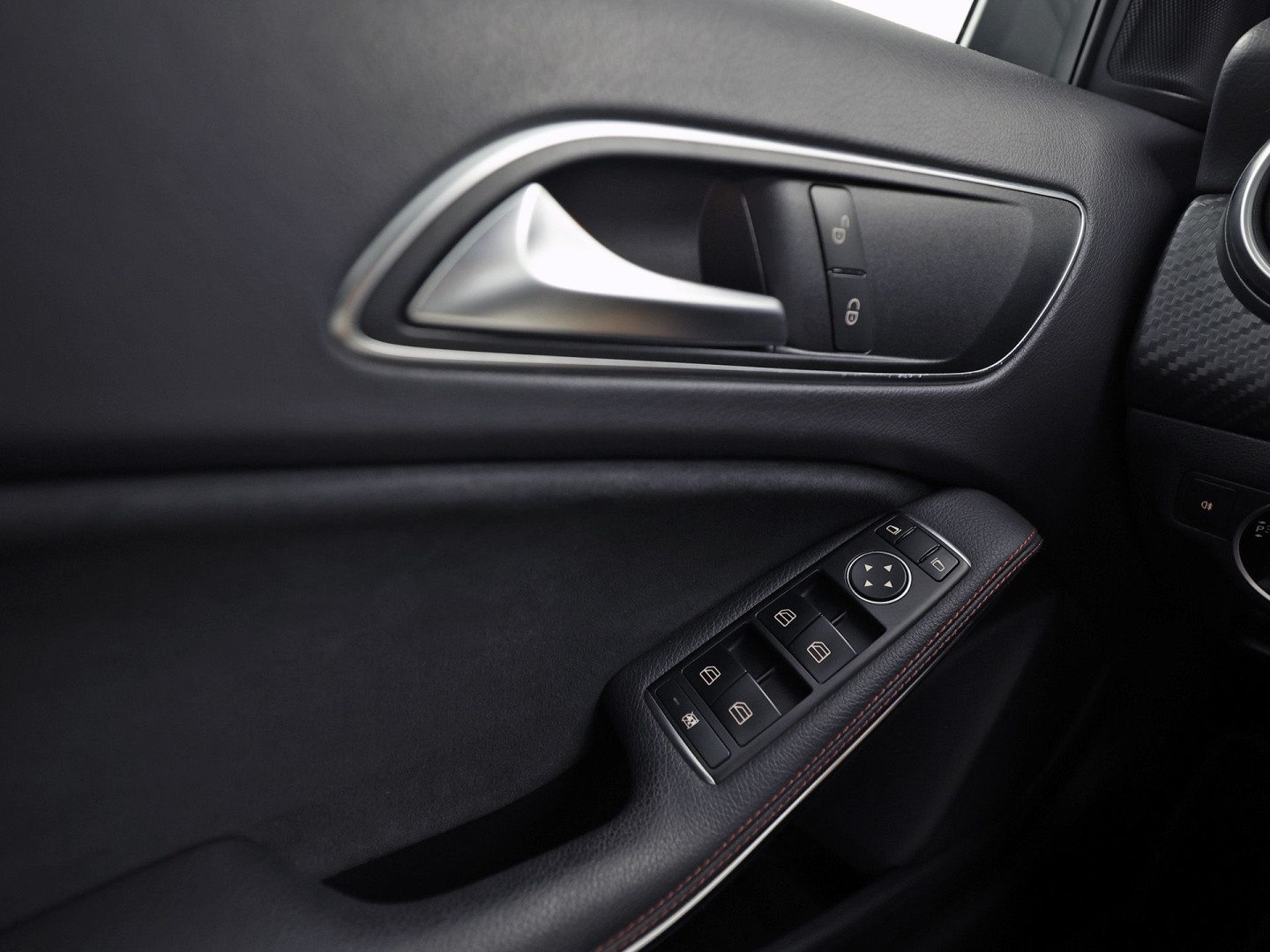Mercedes-Benz A-Klasse 180 AMG Sport (NAVIGATIE, LEDER/ALCANTARA, DIAMOND GRILL, SPORTSTOELEN, XENON, CRUISE, NIEUWE APK, NIEUWSSTAAT)