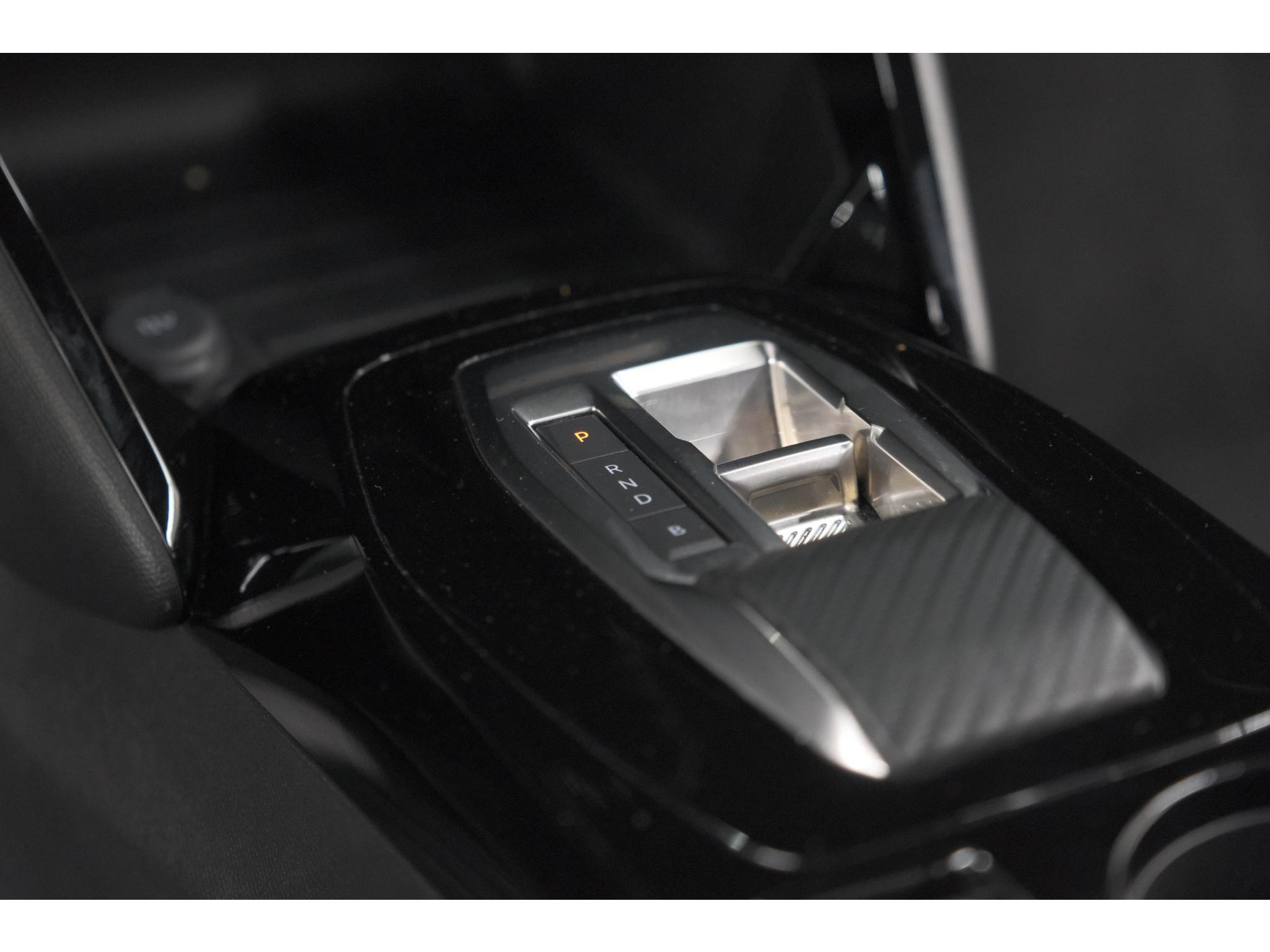 Peugeot e-2008 EV Allure Avantage 54 kWh | 11 KW Laadfunctie | Parkeersensoren | Apple Carplay