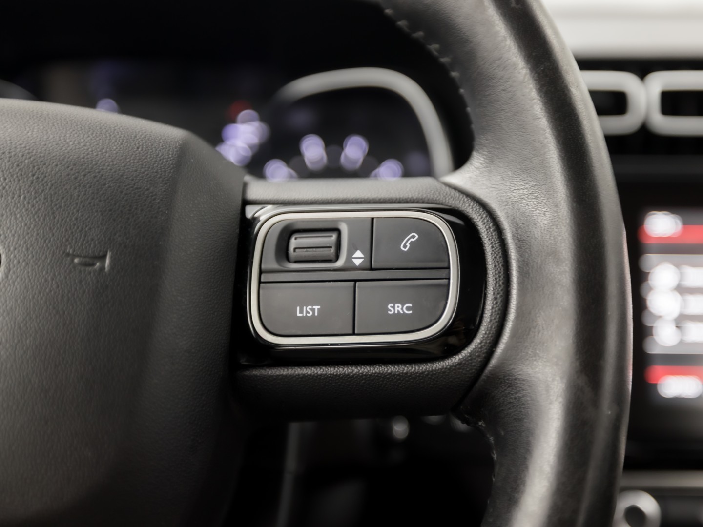Citroën C3 Aircross 1.2 PureTech S&S Sport (APPLE CARPLAY, GROOT NAVI, LM VELGEN, TREKHAAK, GETINT GLAS, SPORTSTOELEN, CRUISE, NIEUWE APK, NIEUWSTAAT)