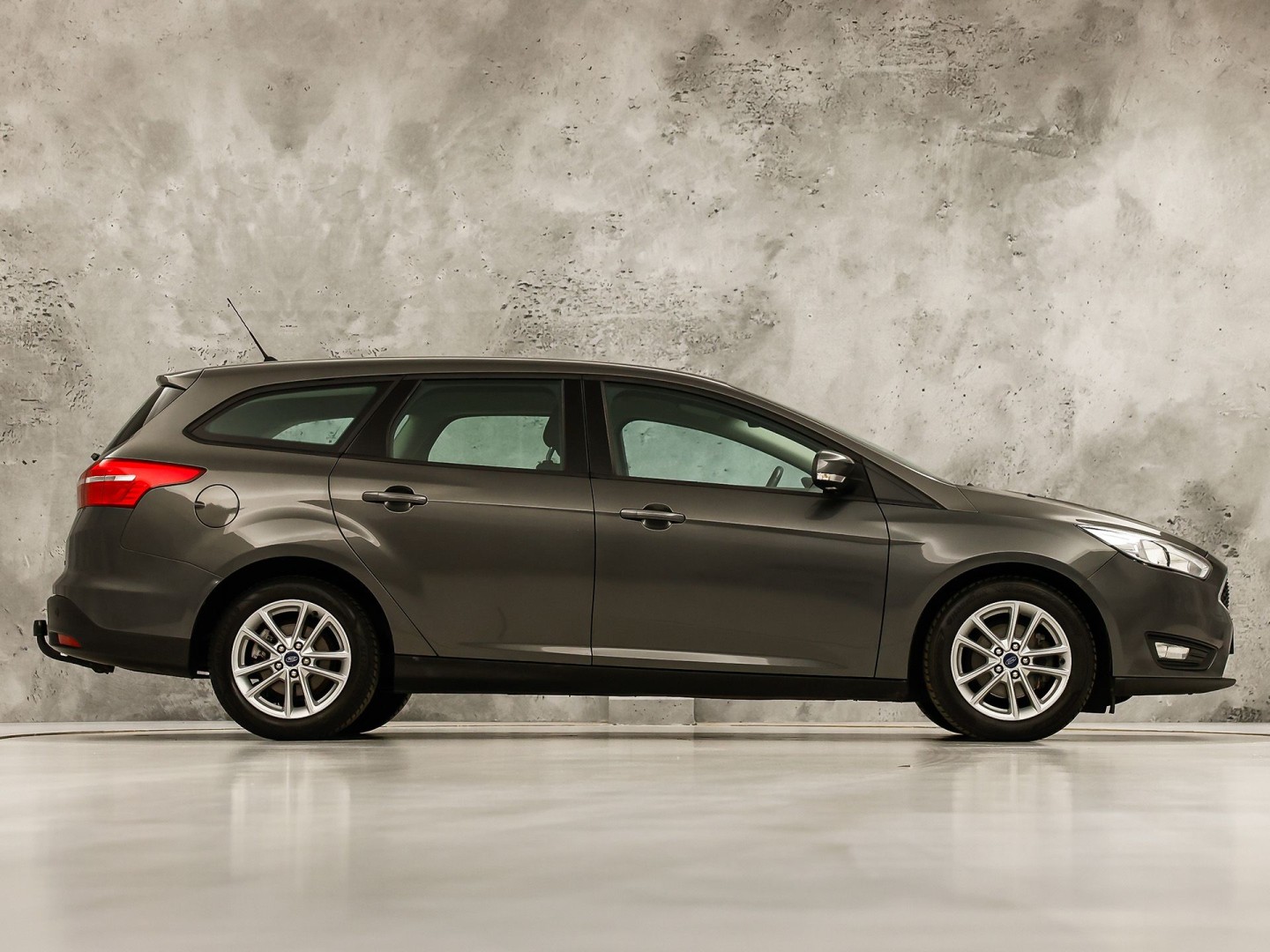 Ford Focus Wagon 1.0 Sport (APPLE CARPLAY, GROOT NAVI, CAMERA, CLIMATE, SPORTSTOELEN, TREKHAAK, CRUISE, NIEUWSTAAT)