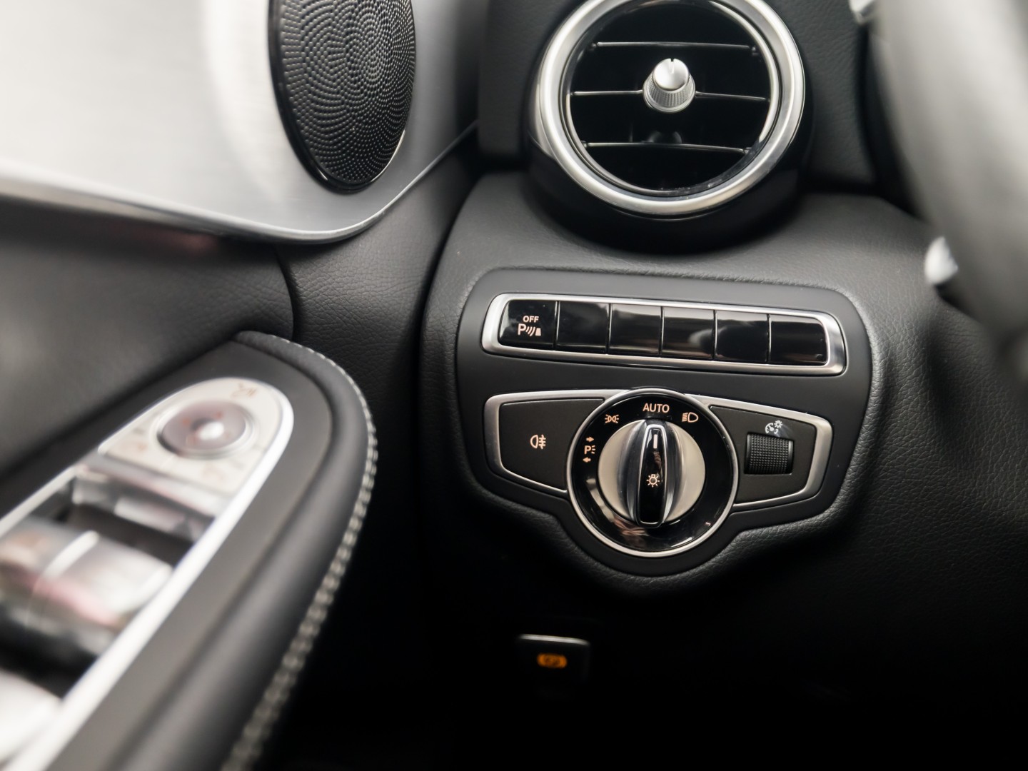 Mercedes-Benz C-Klasse 350 e AMG Sport 279Pk Automaat (NAVIGATIE, LUCHTVERING, ORG. NL, GETINT GLAS, ELEK SPORTSTOELEN, LEDER, CRUISE, KEYLESS START, TREKHAAK, NIEUWSTAAT)