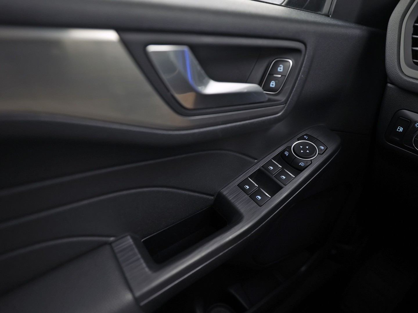 Ford Kuga 2.5 PHEV Titanium 225Pk Automaat (VIRTUAL COCKPIT, APPLE CARPLAY, GROOT NAVI, CAMERA, TREKHAAK, SPORTSTOELEN, KEYLESS, CRUISE, LANE ASSIST, NIEUWSTAAT)
